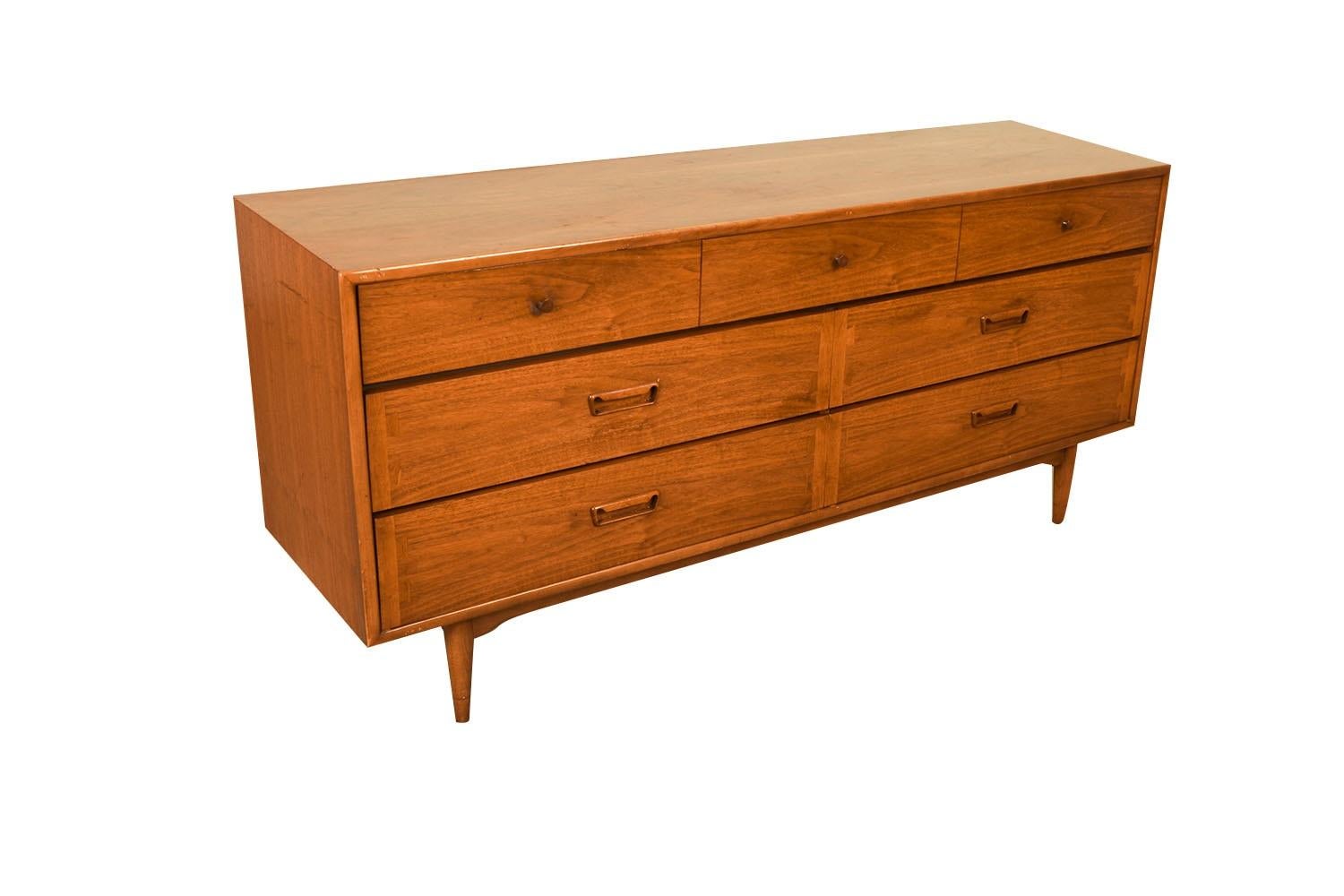 Mid-Century Lane Acclaim Dovetail Walnut Dresser For Sale 4