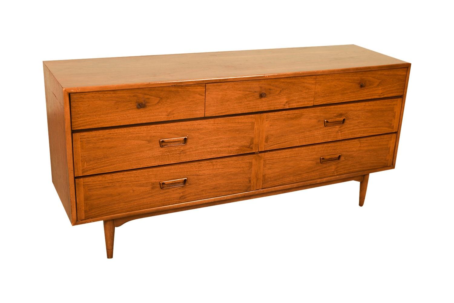 An elegant Mid Century Modern Lane Acclaim 7-Drawer Dresser c. 1960s. This is a beautiful example of Mid-Century craftsmanship by Lane Furniture. This beautiful dresser is a difficult hard to find style.  An extremely well made and solid piece in