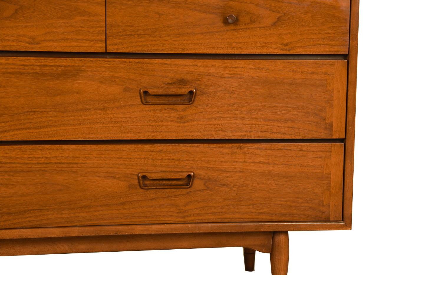 Mid-Century Modern Mid-Century Lane Acclaim Dovetail Walnut Dresser For Sale