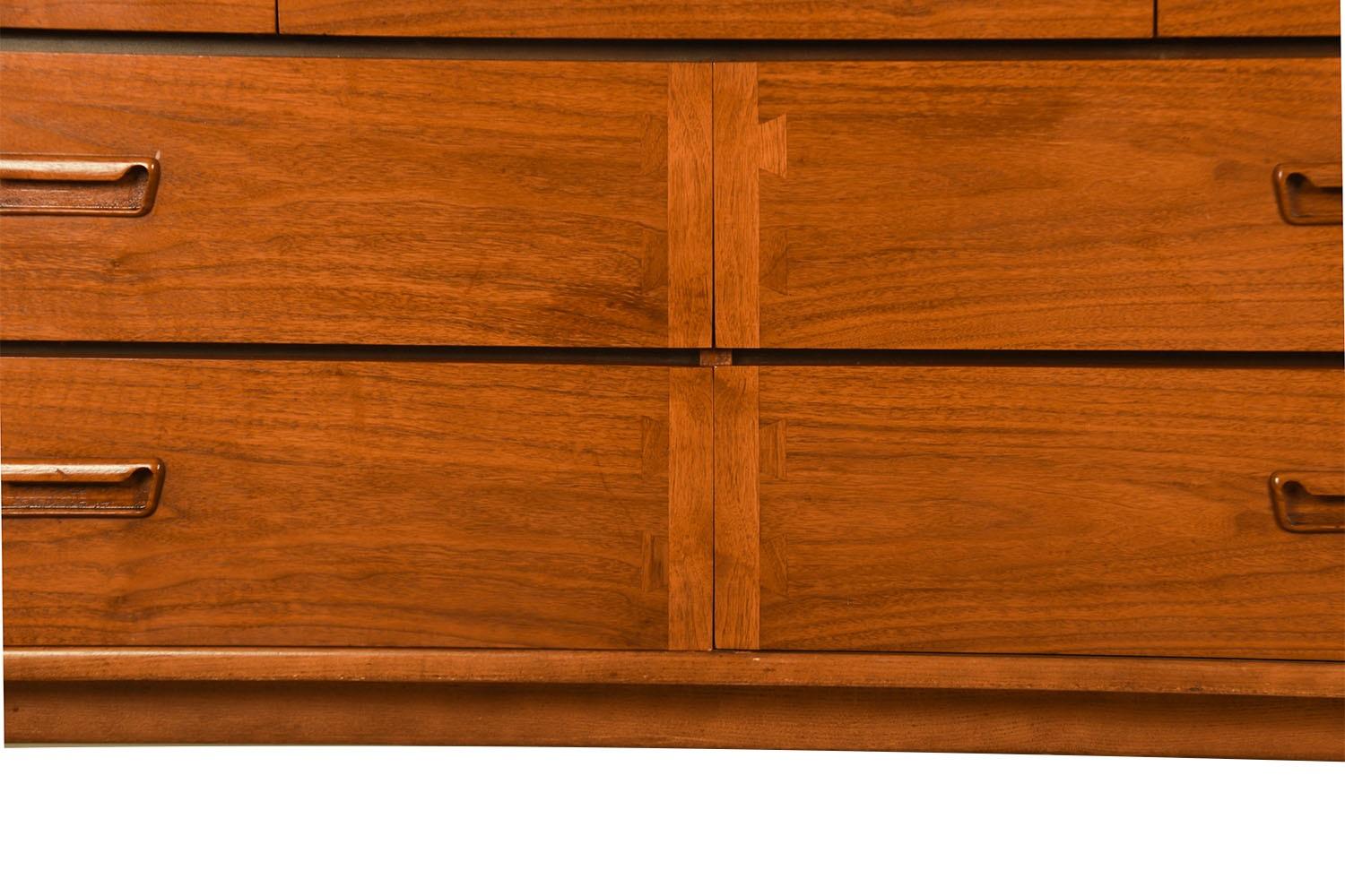 Mid-Century Lane Acclaim Dovetail Walnut Dresser In Good Condition For Sale In Baltimore, MD