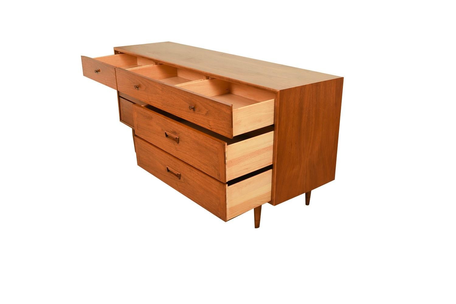 Mid-Century Lane Acclaim Dovetail Walnut Dresser For Sale 2