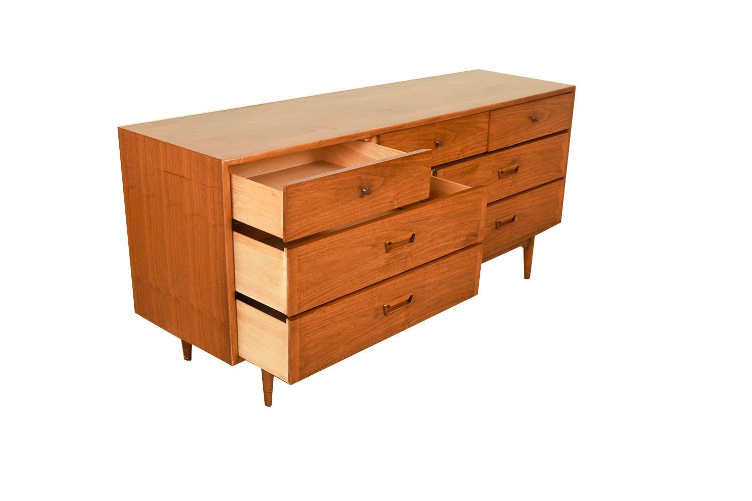 Mid-Century Lane Acclaim Dovetail Walnut Dresser For Sale 3