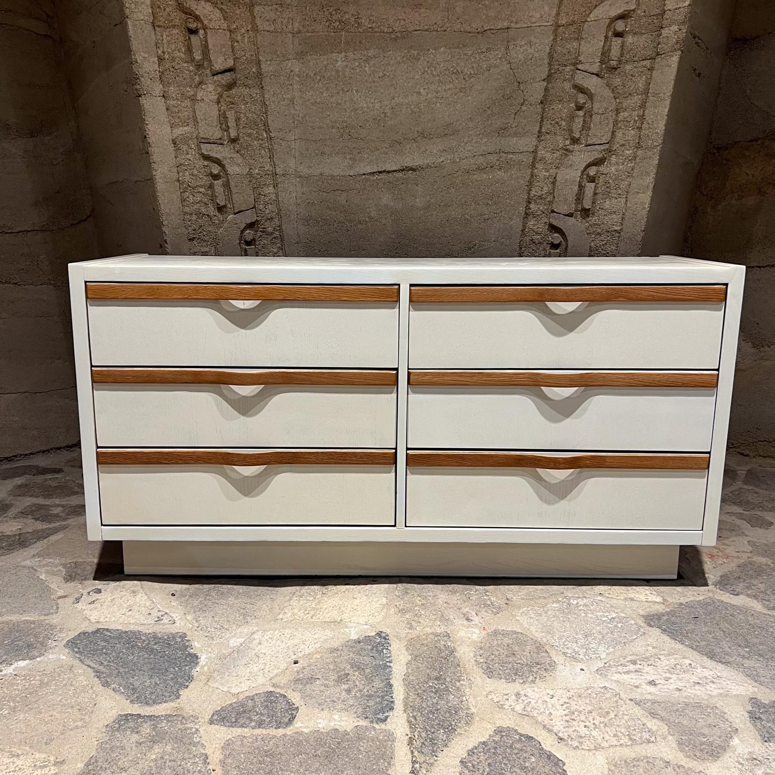 For your consideration, a mid century modern Double Dresser by  Lane AltaVista Virginia
Simple yet elegant with sculptural solid oak wood handles

Dimensions: 29.25 h x 56 w x 18.25 
Drawers 4.75 h x 25 w x 14

Maker stamp
Preowned vintage carefully