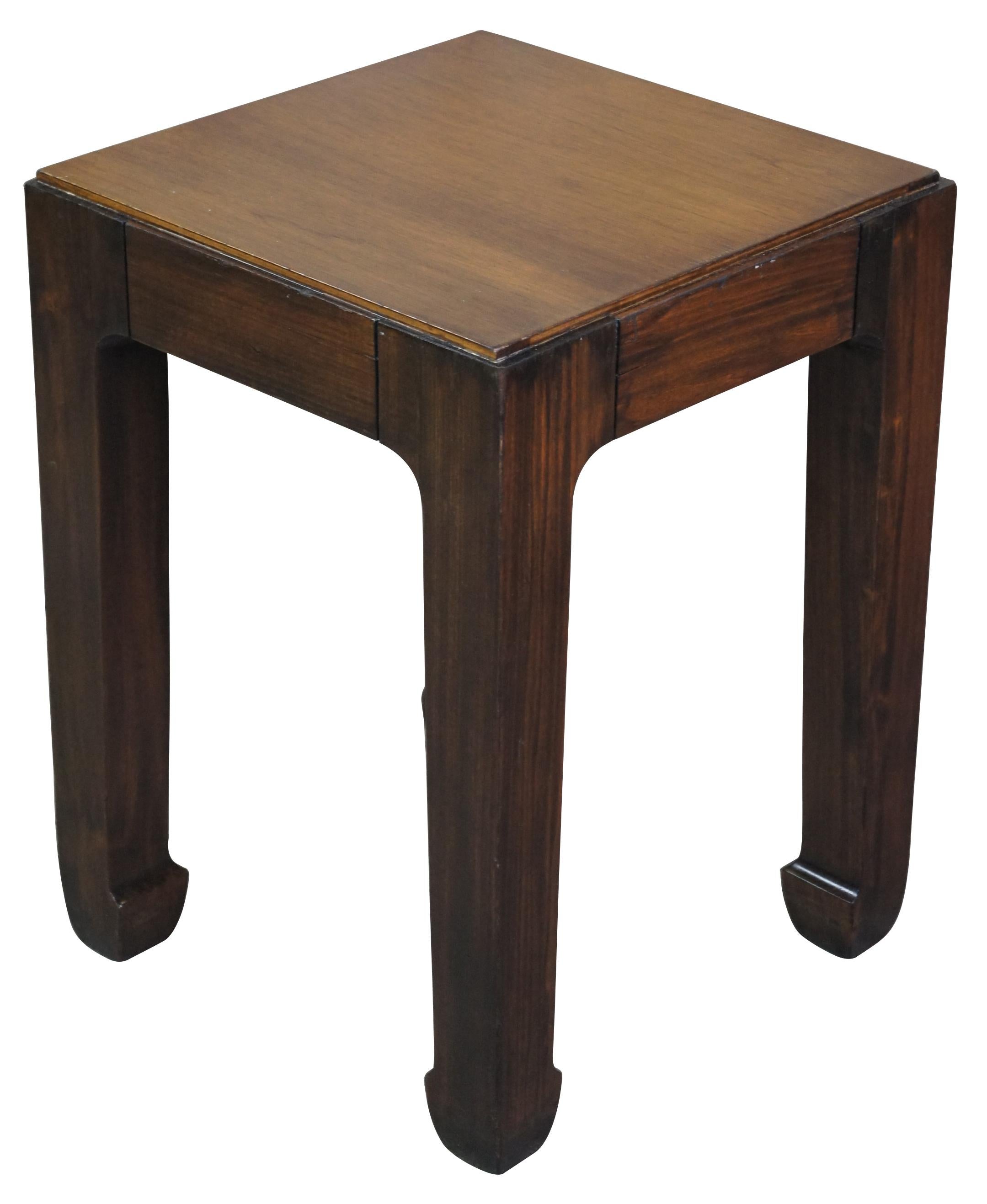 1980s chinoiserie Lane Altavista side table. Made of walnut featuring square form with chinoiserie style legs and glass top. Manufactured on February, 2nd 1980. Style No. 1024 66. Measure: 23