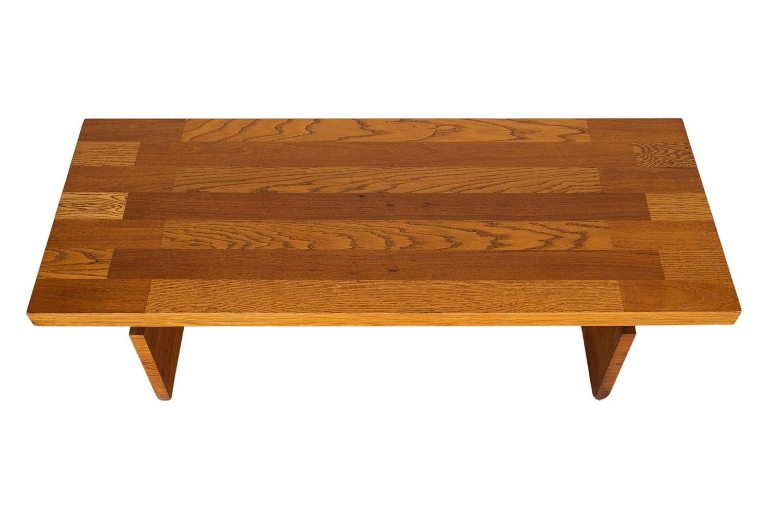 Ein schöner Couchtisch/Bank von Lane Furniture Co. im klobigen Brutalismus-Stil. Das Halbparkett aus Eichenholz bildet einen lebhaften Kontrast zur Oberfläche, mit einer dramatischen, breiten, quadratischen Platte, die auf einem Sockel im Bocksstil