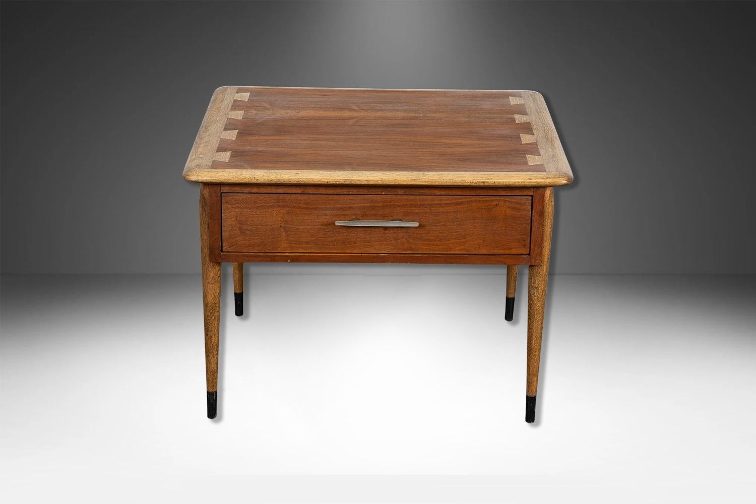 Ein schöner Beistelltisch / Nachttisch von Lane's Altavista Furniture Co. Bleibt durchweg in gutem Zustand. Mit einem atemberaubenden, charakteristischen Schwalbenschwanz-Design, in einem lebhaften Kontrast zur Oberfläche mit Walnussplatte und