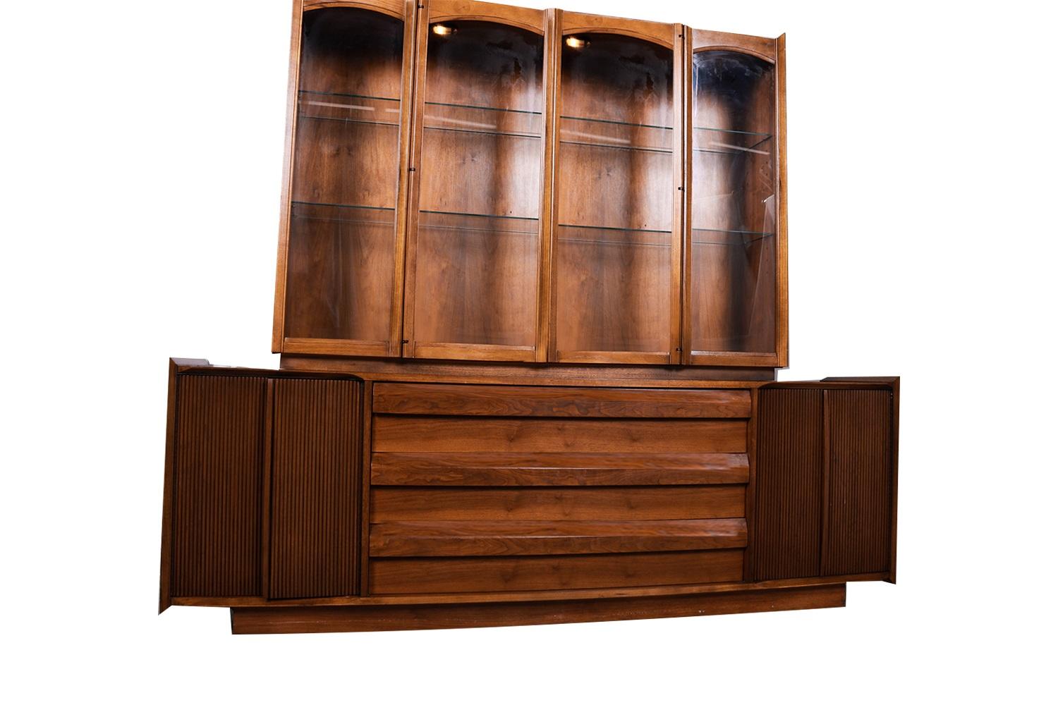 Mid Century Lane First Edition Walnut Buffet Credenza Hutch In Good Condition In Baltimore, MD