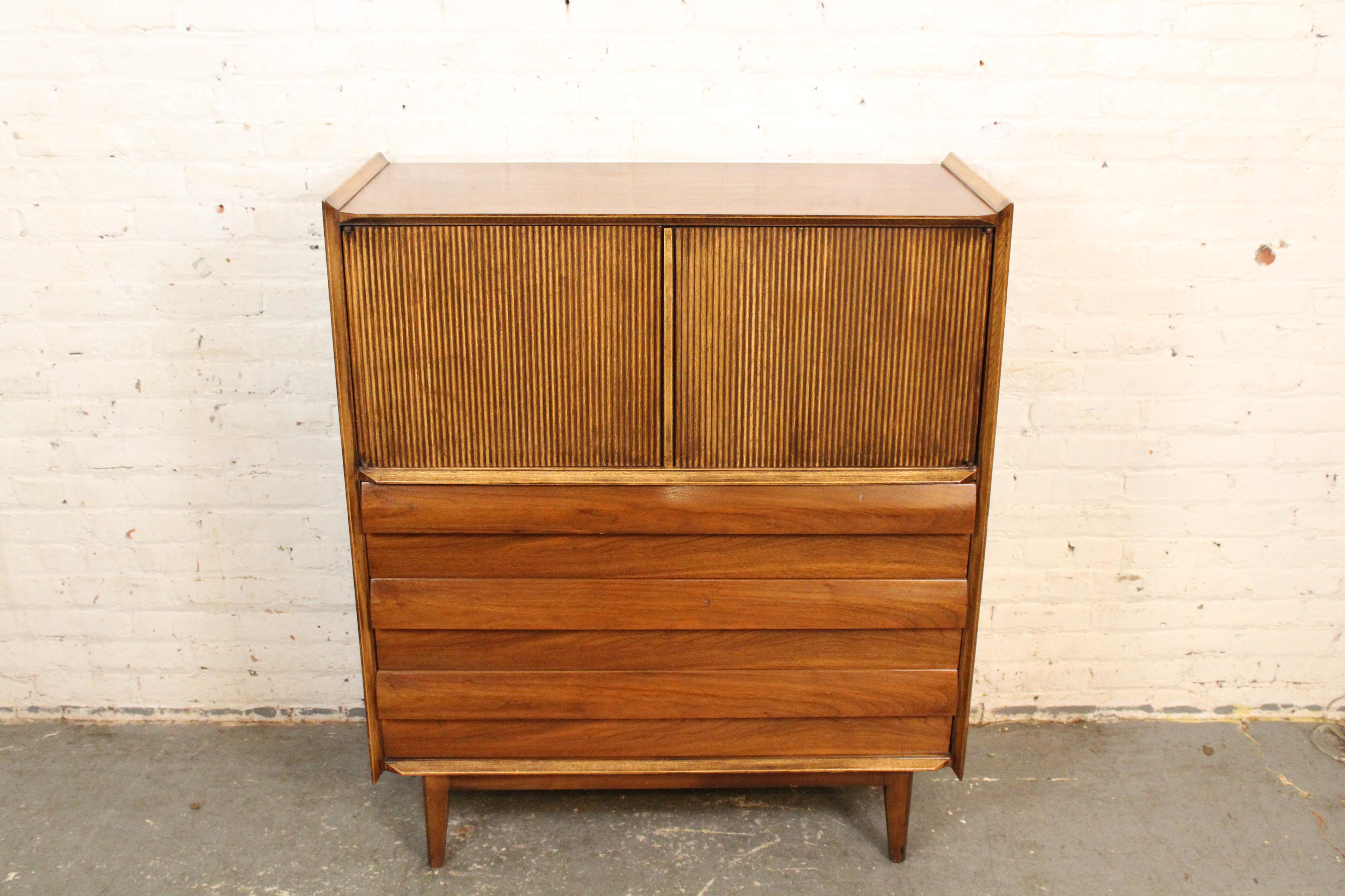 Bellissima cassapanca da uomo in noce americano di metà secolo, realizzata dai leggendari artigiani di Lane Furniture, in Virginia, nel 1965 circa. Con cinque cassetti a coda di rondine, questo comò alto presenta un piano in finto tamburo e un fondo