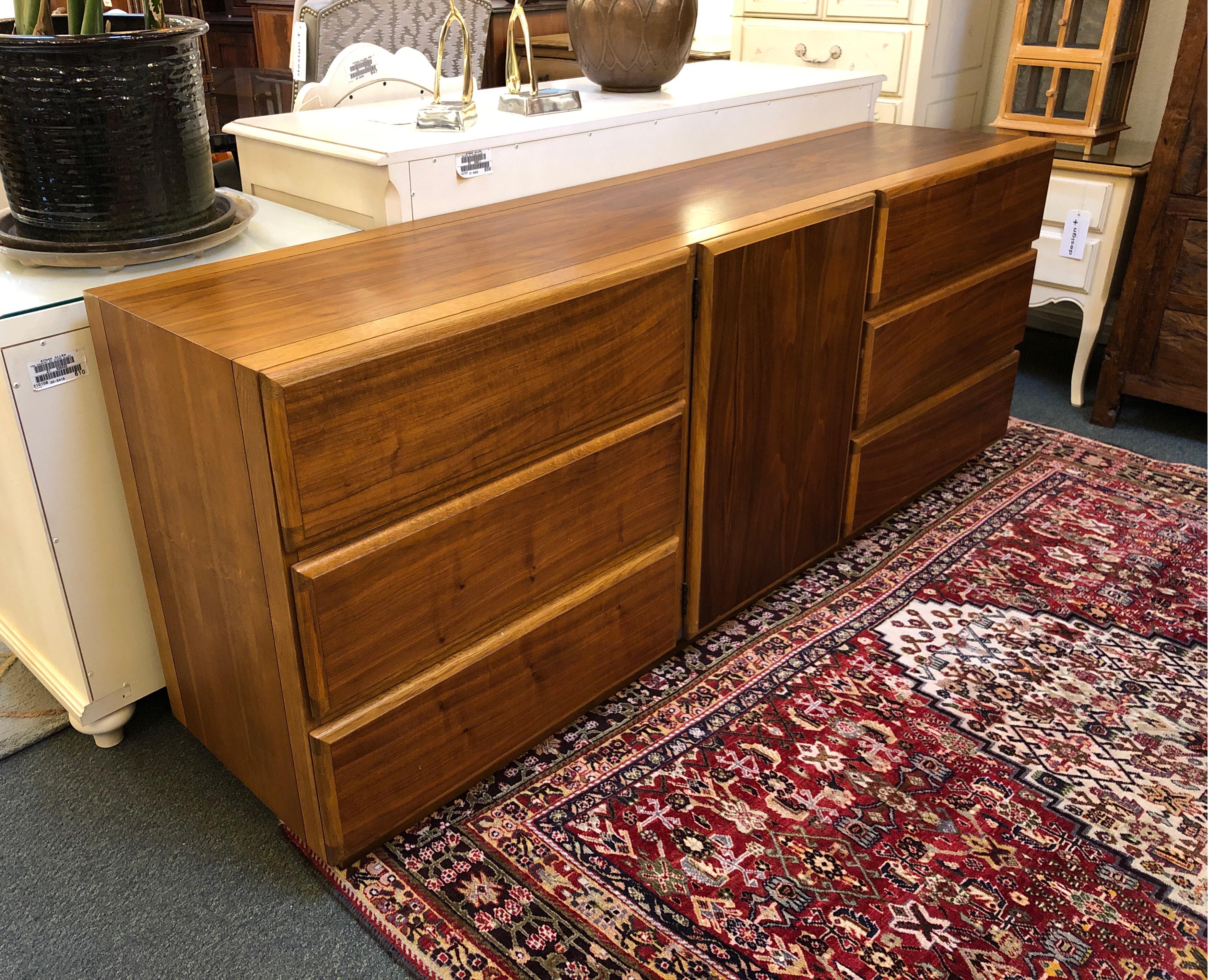 Midcentury Lane Furniture 9-Drawer Dresser In Good Condition For Sale In San Francisco, CA