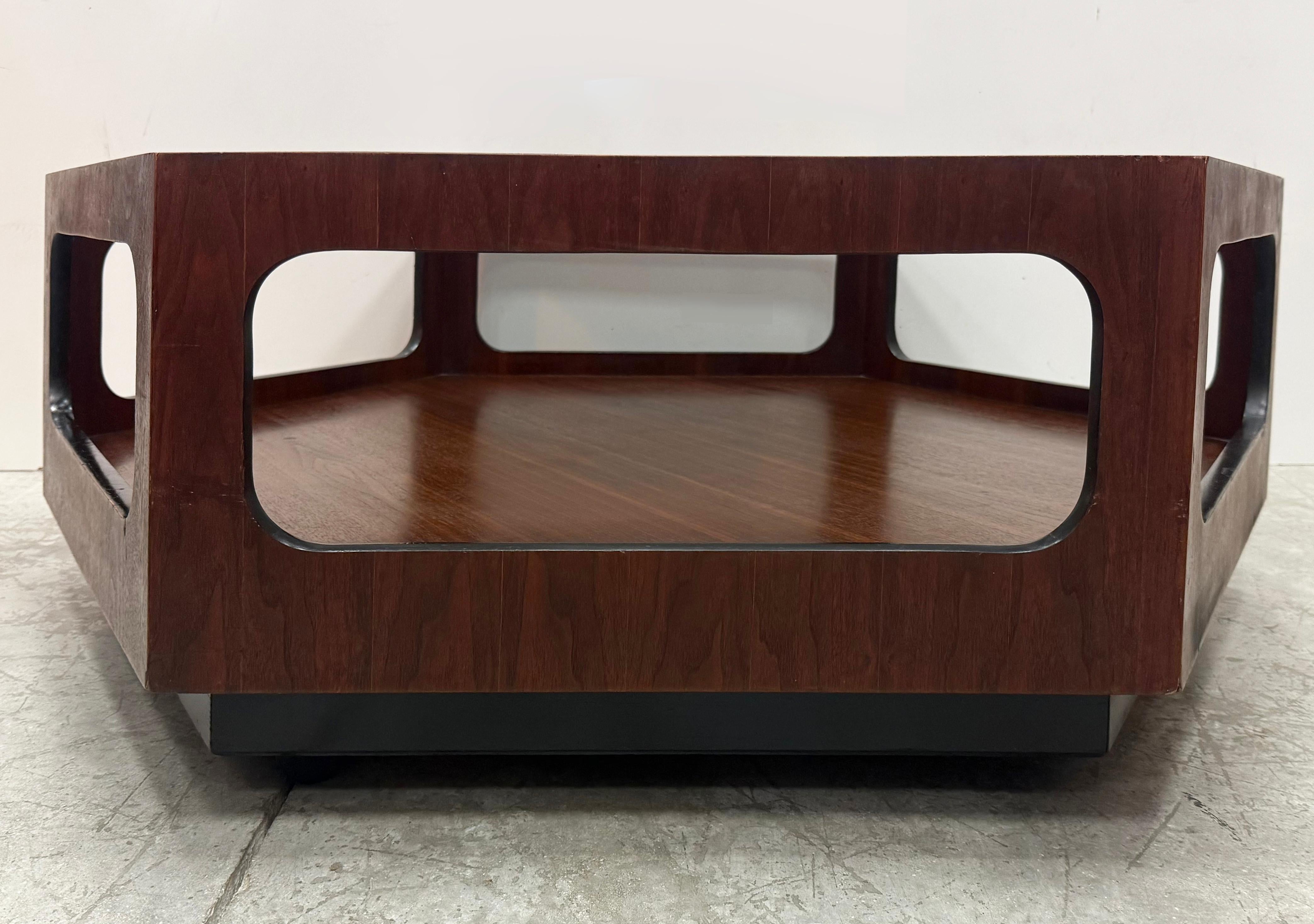 Mesa baja hexagonal de mediados de siglo Lane Furniture, tapa de cristal ahumado

Se ofrece a la venta una mesa de centro hexagonal de nogal de la década de 1970, de Lane Furniture. La estructura tiene ruedas y está equipada con una tapa de cristal