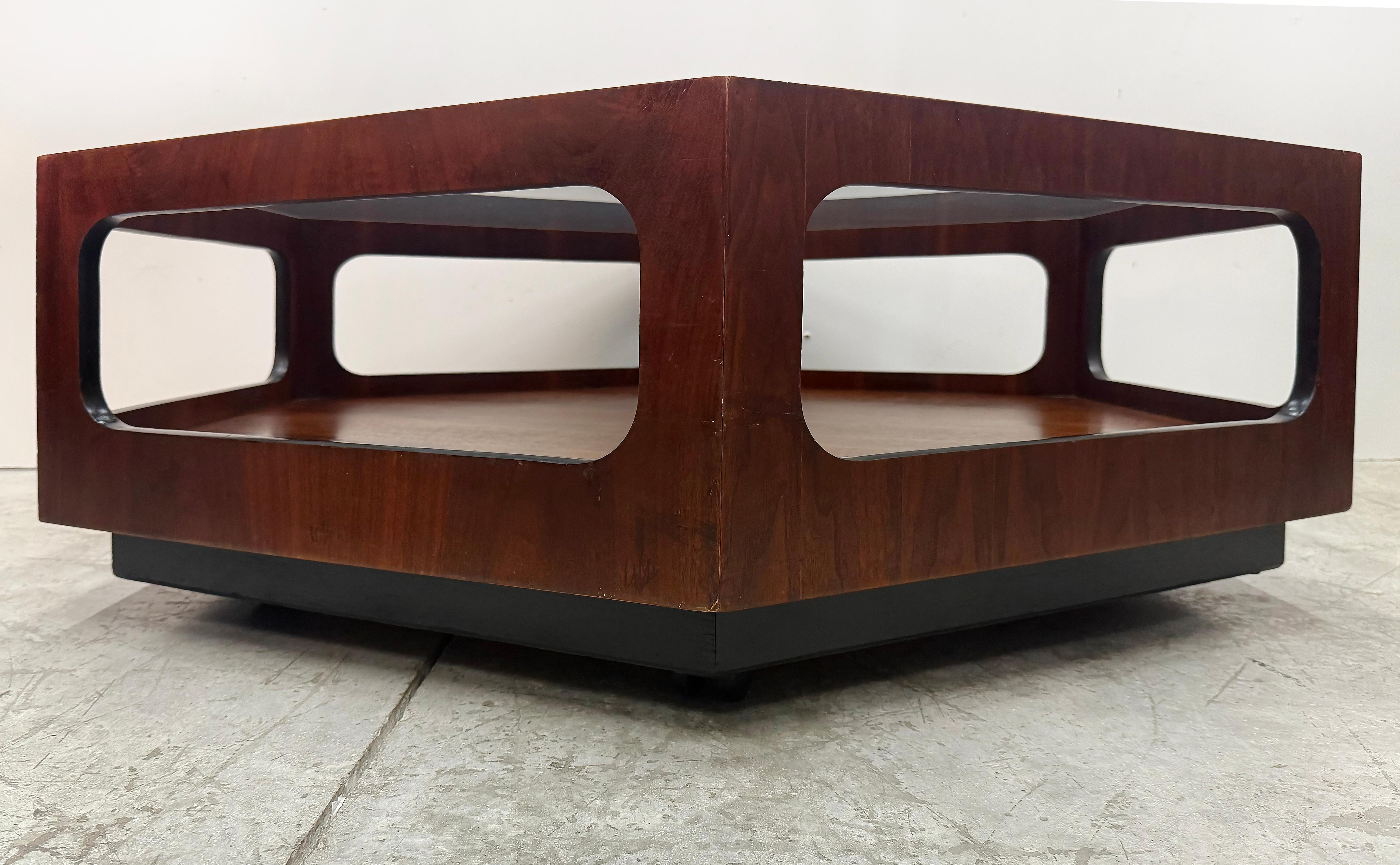 Mesa baja hexagonal de mediados de siglo Lane Furniture, tapa de cristal ahumado Moderno de mediados de siglo en venta