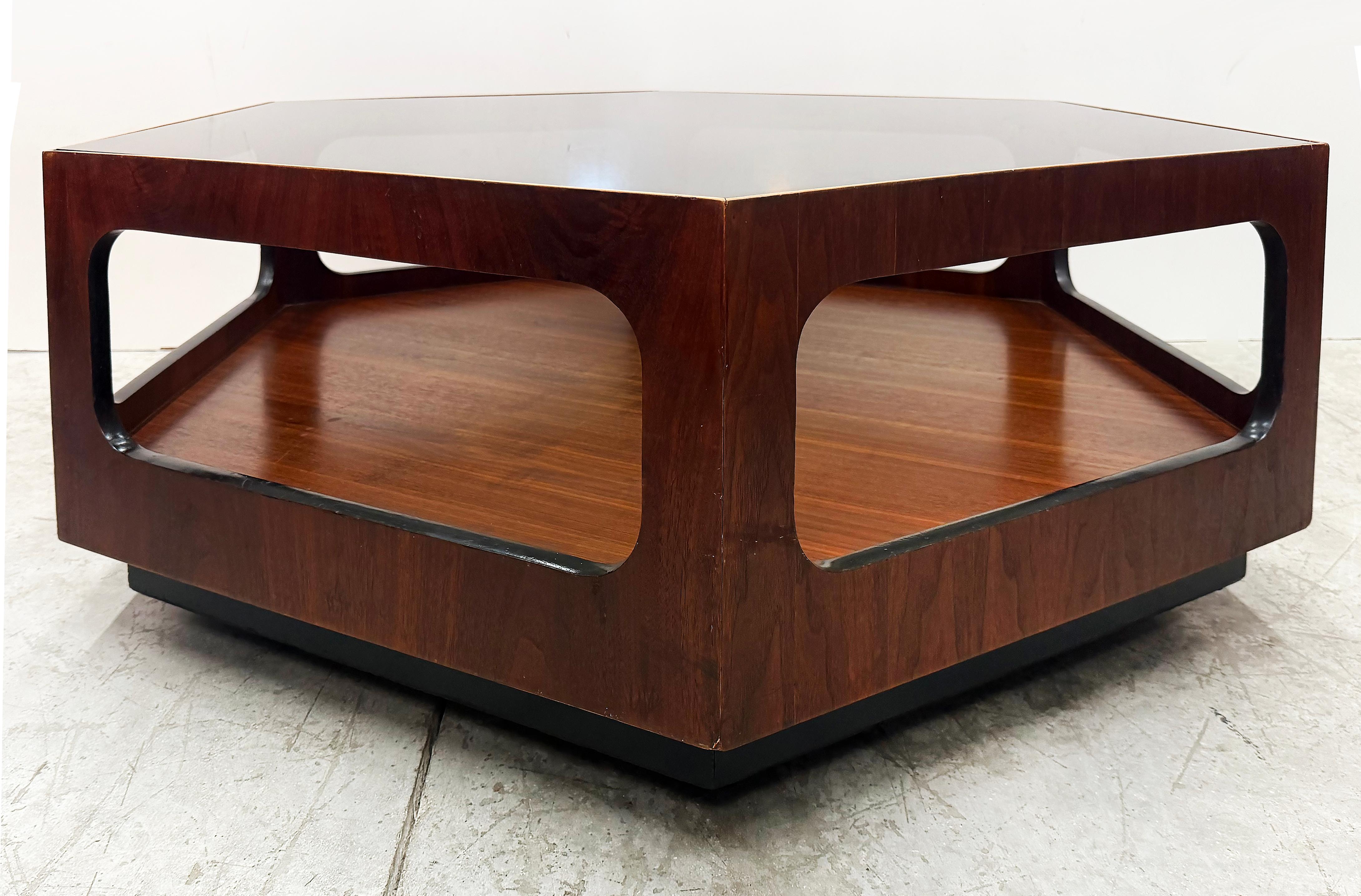 Mesa baja hexagonal de mediados de siglo Lane Furniture, tapa de cristal ahumado Estadounidense en venta