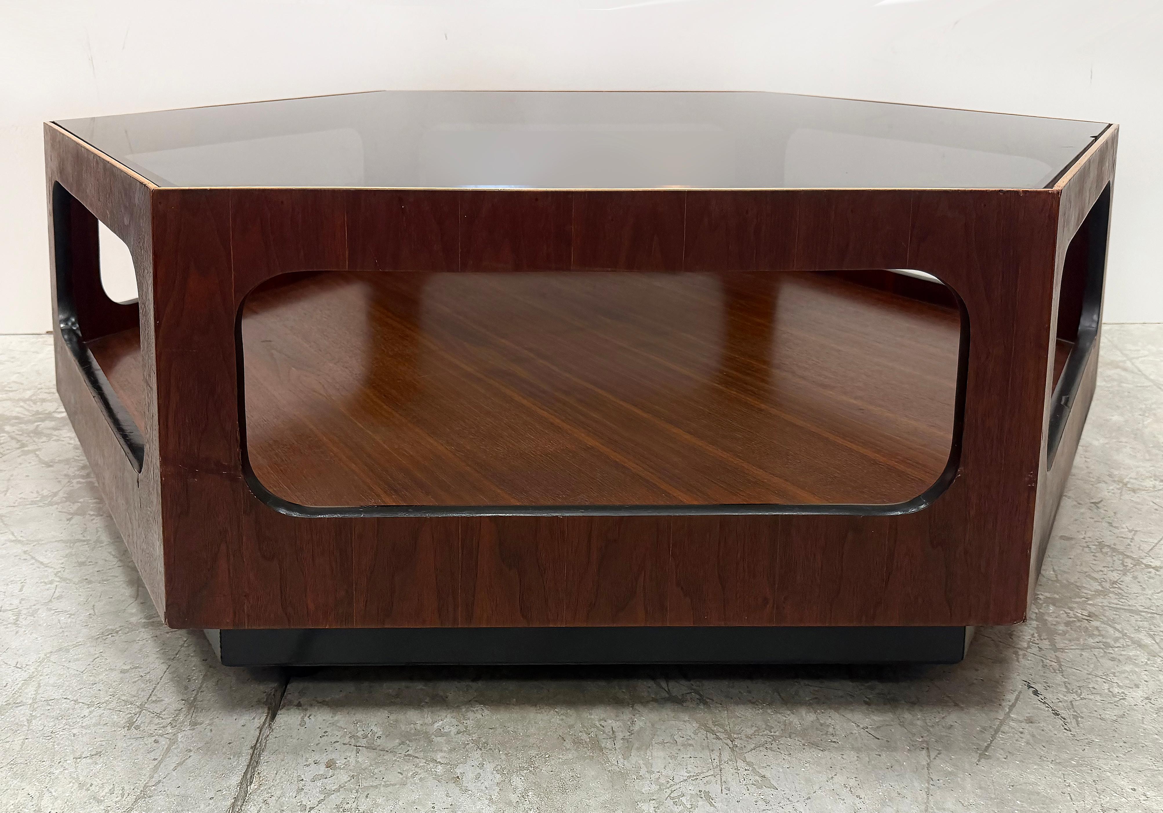 Mesa baja hexagonal de mediados de siglo Lane Furniture, tapa de cristal ahumado en Bueno estado para la venta en Miami, FL