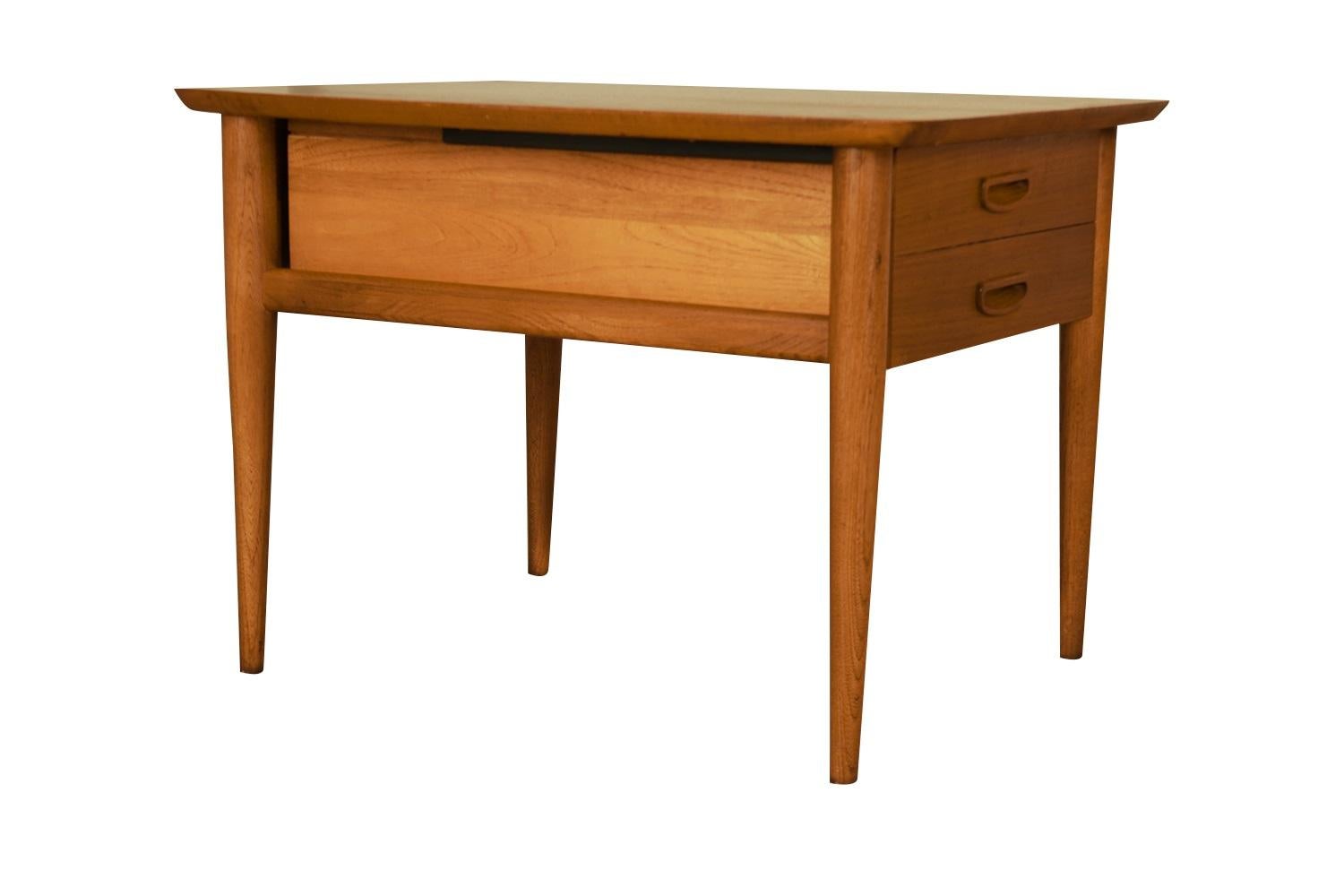 Mid-Century Lane Pair End Tables Nightstands  For Sale 5