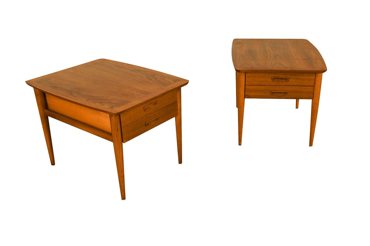 A beautiful pair of end tables / nightstands by Lane Altavista Furniture Co. Each remains in good condition throughout. Featuring stunning, wood grain on top with rounded corners, above one drawer created to look like two with Sculpted Pulls.