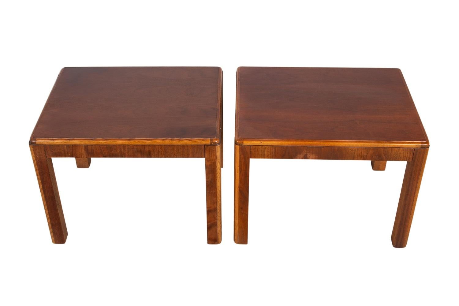 Une belle paire de tables d'appoint de style Parsons par Lane Furniture Co. Un design minimal magnifique avec des plateaux de table époustouflants et des coins arrondis classiques. Chacun d'entre eux repose sur des pieds solides. Estampillé sur la