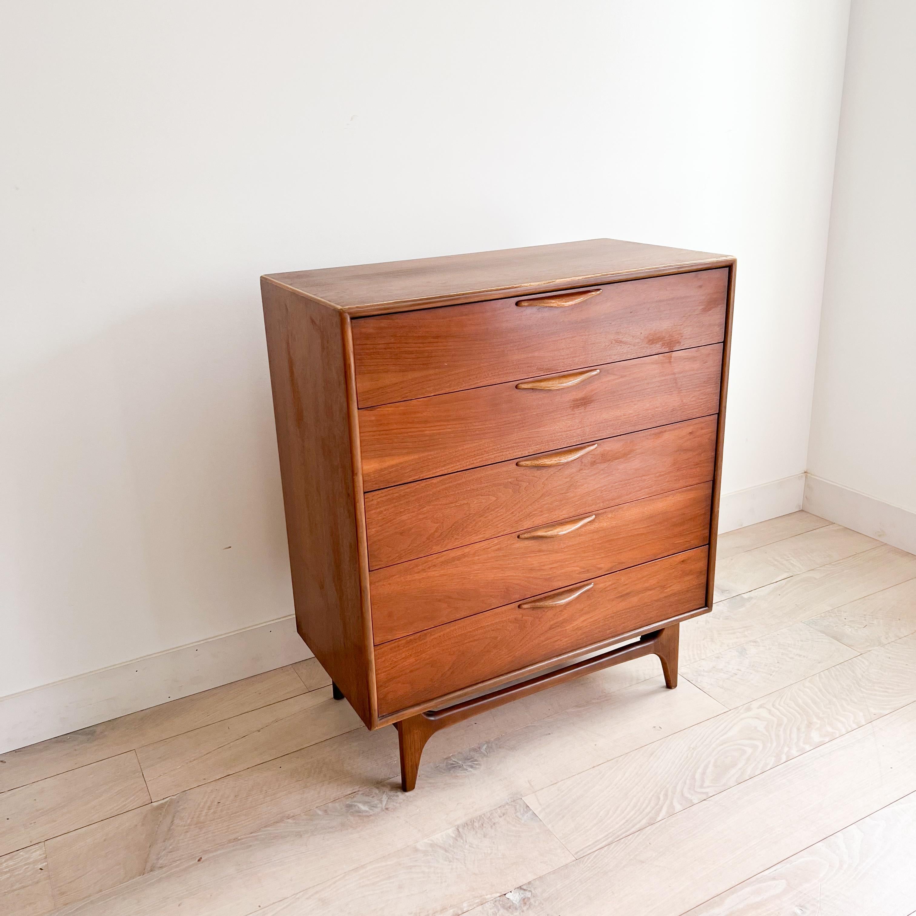 Mid century modern walnut highboy dresser by the Lane Perception line. The top has been sanded and restored.Some light scuffing/scratching from age appropriate wear.

36”x18.5” 42.25”H