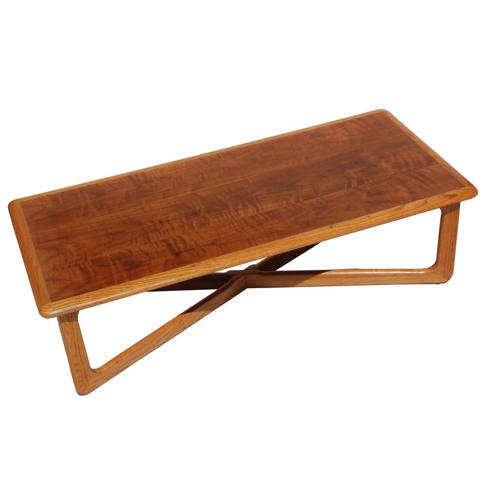 Mid-Century Modern lane perception oak walnut X-base coffee table
 
 Mid-Century Modern coffee table made by Lane from the Perception series.
Two-toned in walnut and oak on an X base.
 
Measures: 52