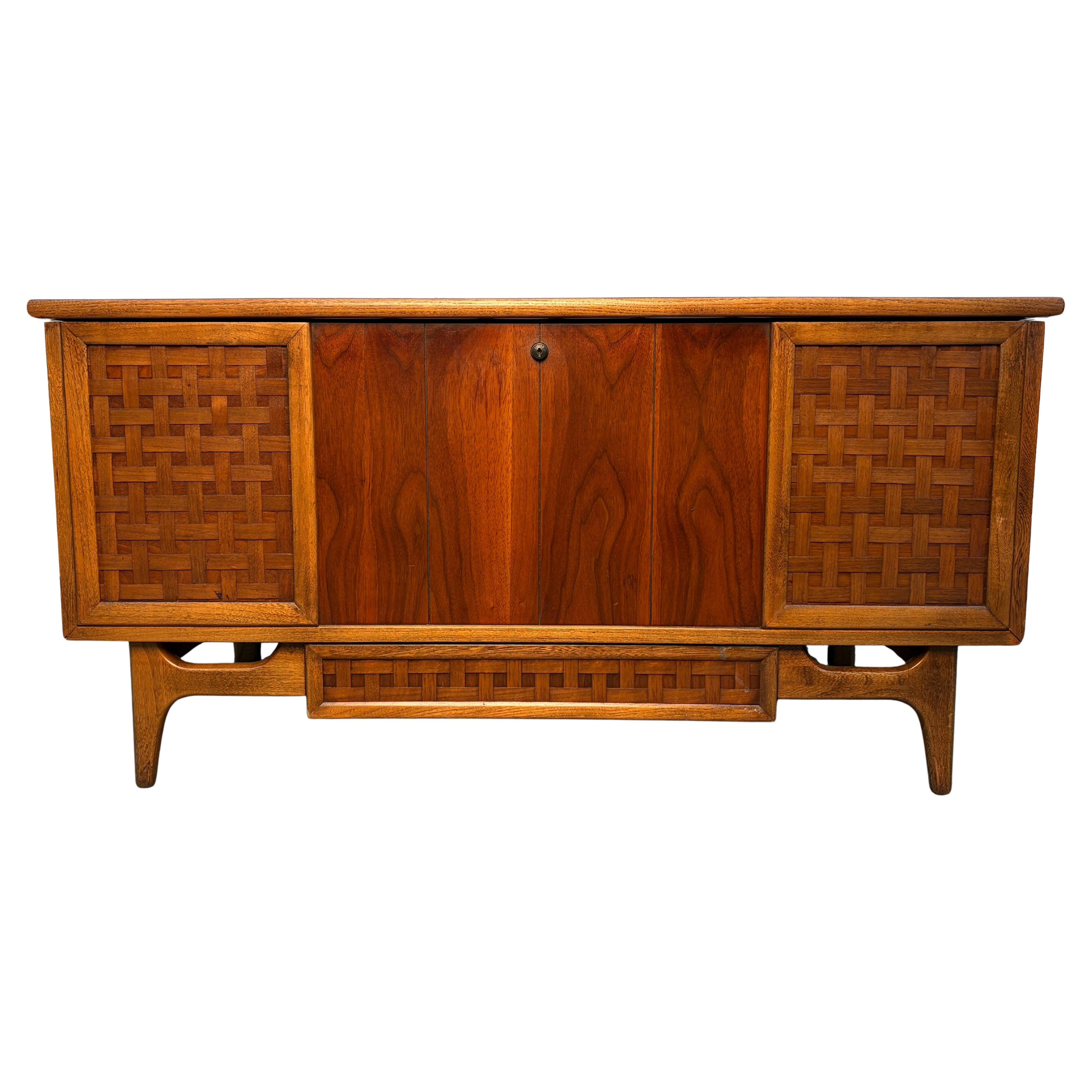 Cassapanca in legno di cedro di noce di Mid-Century Lane
s Perception in vendita