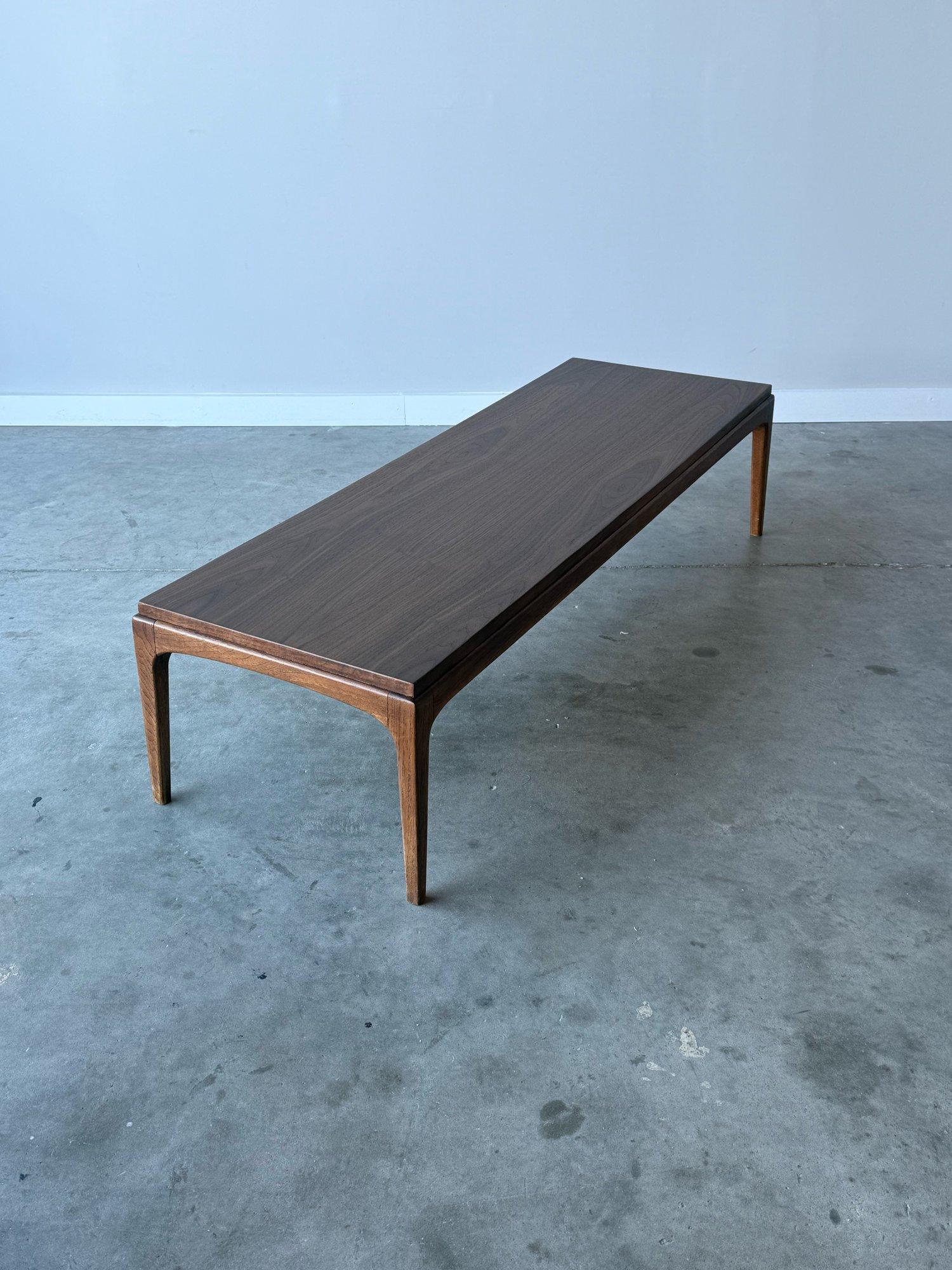 Langer Couchtisch aus der Mitte des Jahrhunderts, hergestellt von Lane's, ca. 1960er Jahre. Dieser Couchtisch ist Teil der Rhythm Collection'S von Lane's. Er ist rechteckig und aus warmem Walnussholz gefertigt. Steht auf konischen Beinen aus