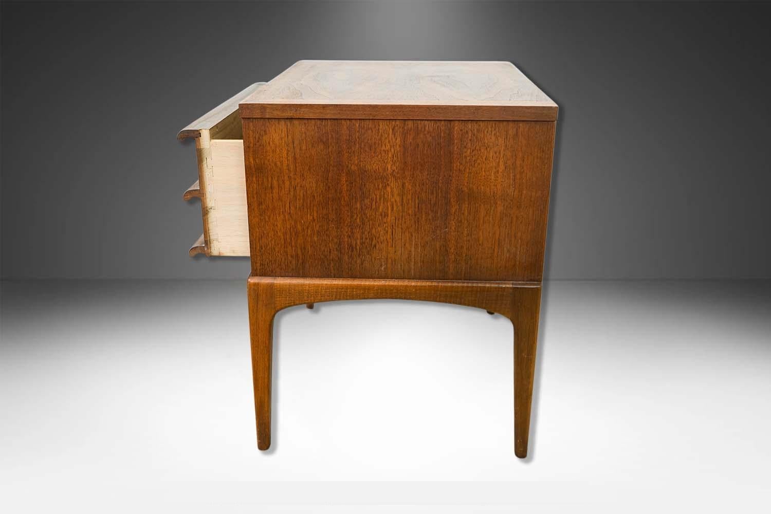 Mesa auxiliar de noche de nogal de la serie Rhythm de Mid-Century Lane Estadounidense en venta