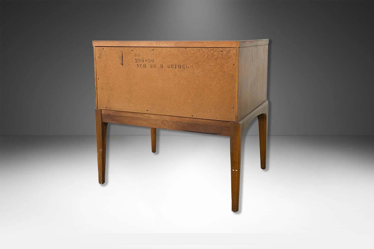 Mesa auxiliar de noche de nogal de la serie Rhythm de Mid-Century Lane Chapado en venta