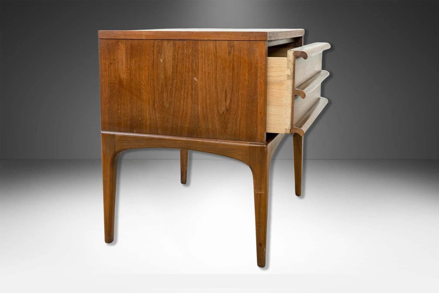Mesa auxiliar de noche de nogal de la serie Rhythm de Mid-Century Lane en Bastante bueno estado para la venta en Baltimore, MD