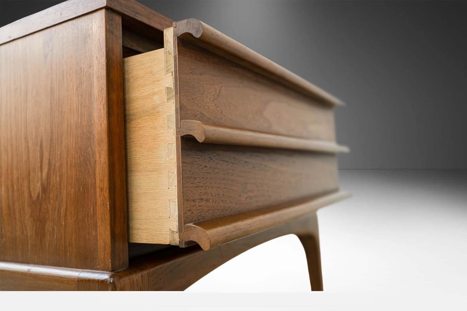 Mesa auxiliar de noche de nogal de la serie Rhythm de Mid-Century Lane mediados del siglo XX en venta