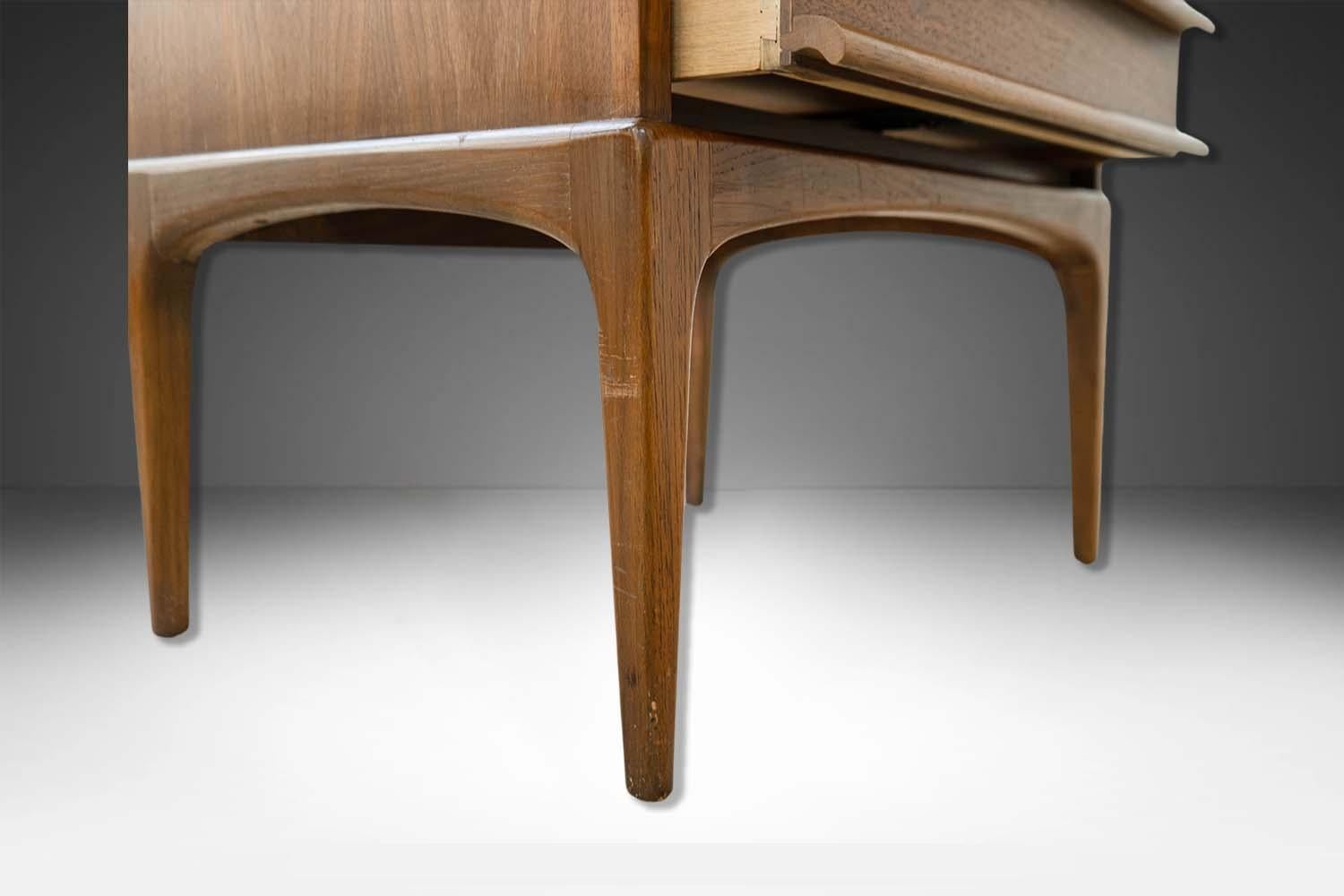 Mesa auxiliar de noche de nogal de la serie Rhythm de Mid-Century Lane Nogal en venta