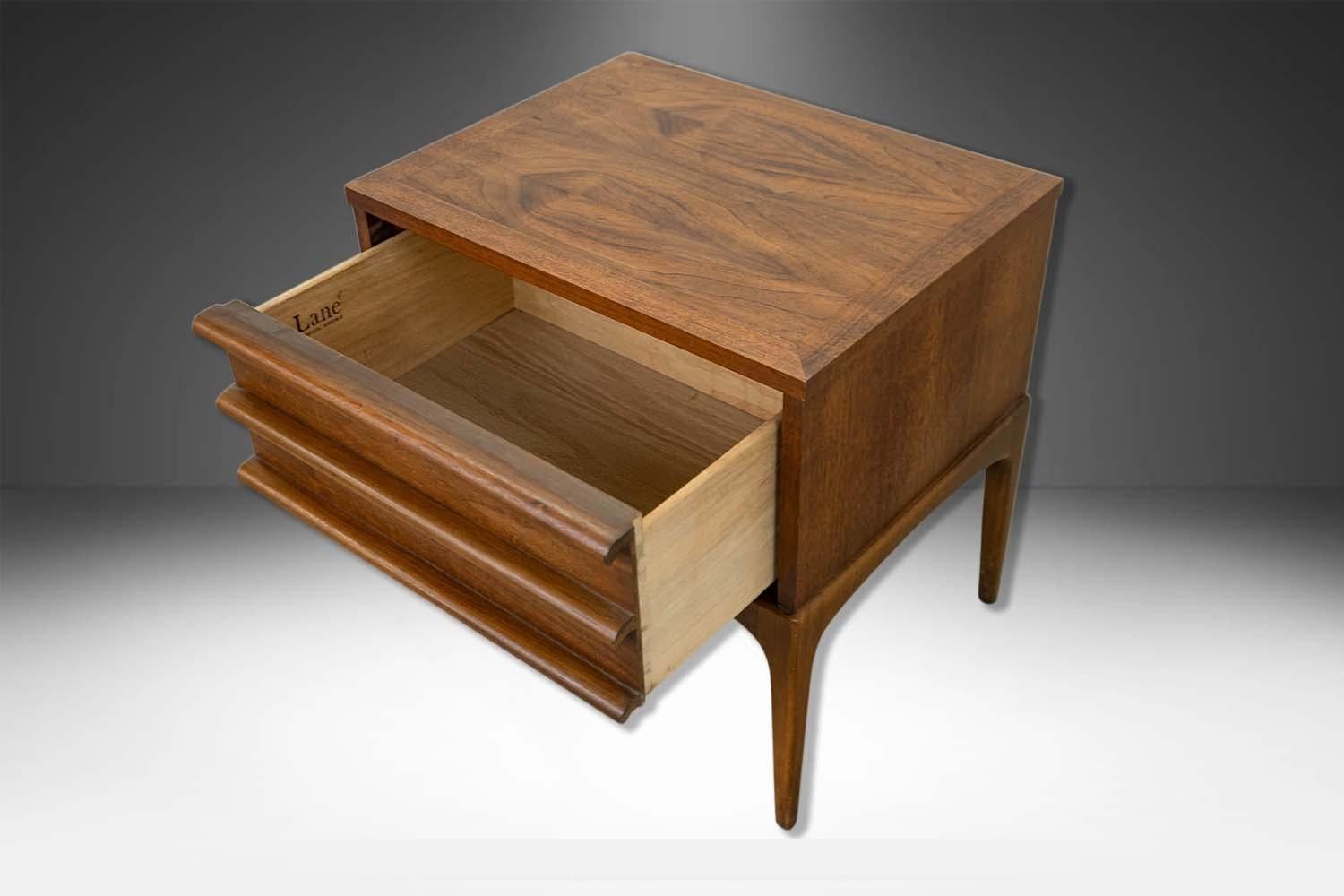 Mesa auxiliar de noche de nogal de la serie Rhythm de Mid-Century Lane en venta 1