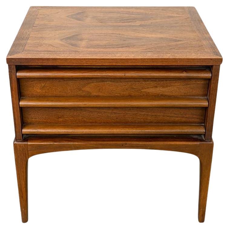 Mesa auxiliar de noche de nogal de la serie Rhythm de Mid-Century Lane en venta