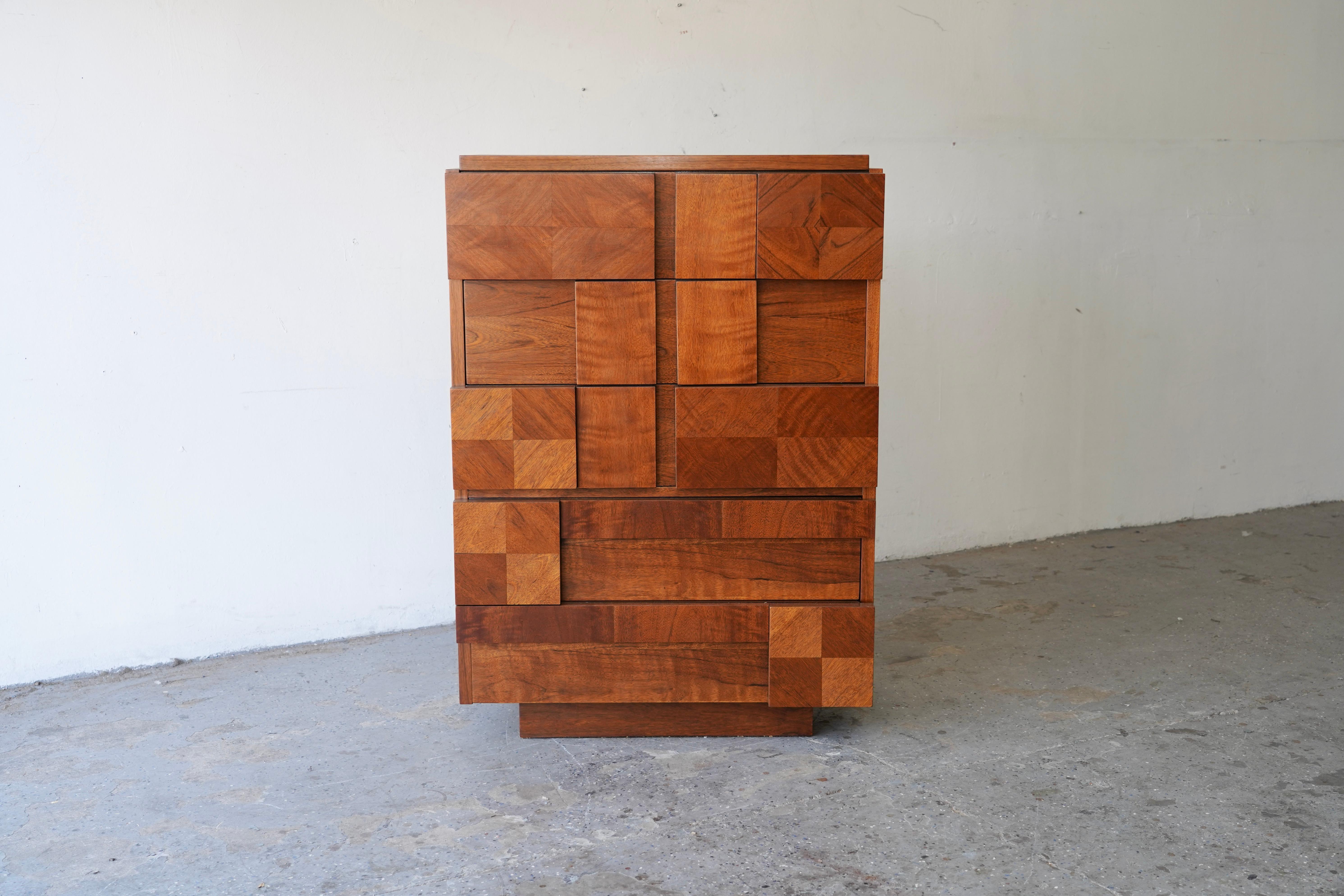 Mid Century Lane Staccato Brutalista  Cómoda Highboy de Madera Esta exquisita Cómoda Brutalista Moderna de Mediados de Siglo  cómoda, fabricada con maestría por Lane  de la línea Staccato y está inspirado en el célebre Paul Evans,. 

Cómoda de 5