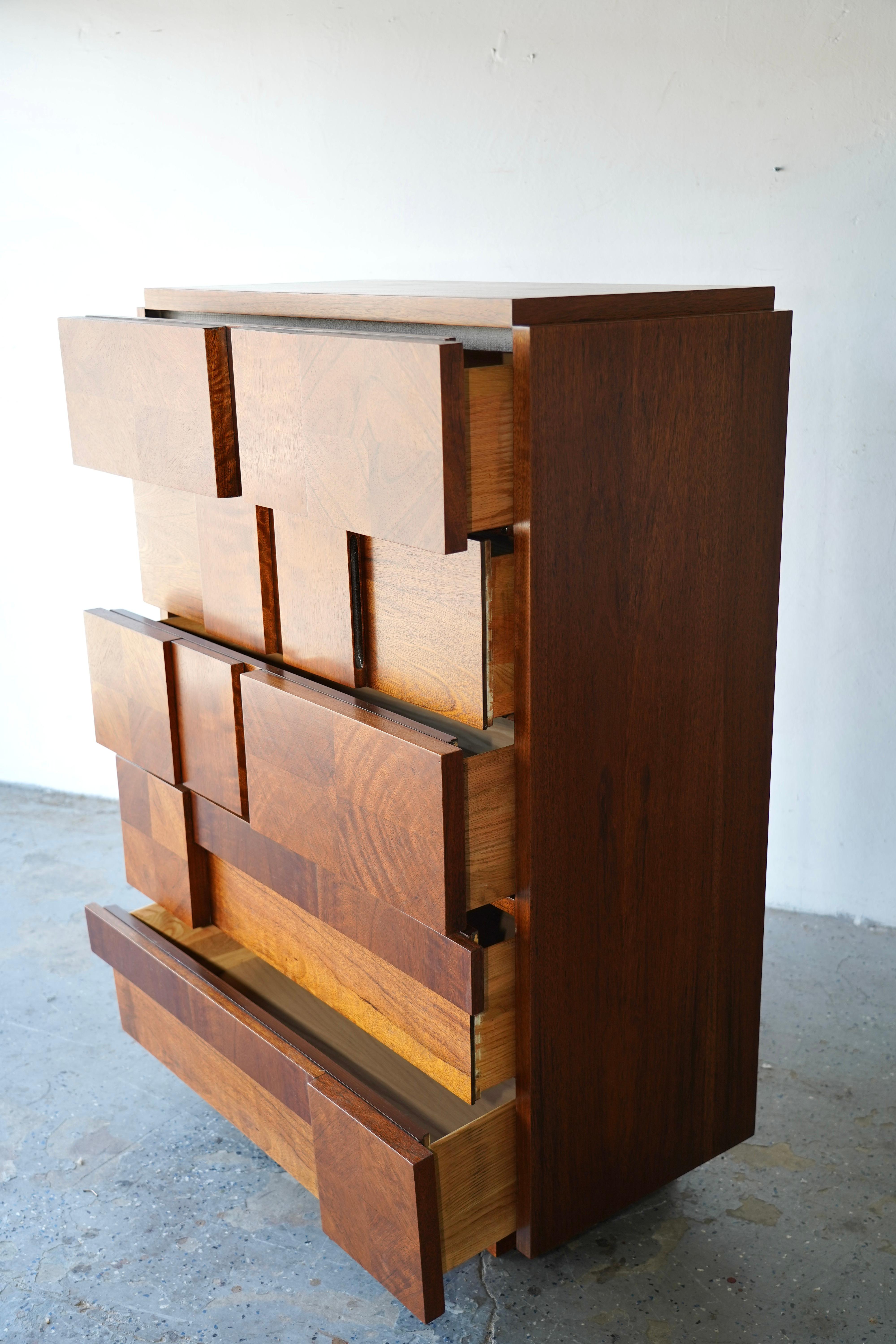 Mid Century Lane Staccato Brutalista  Cómoda Highboy de Madera Estadounidense en venta