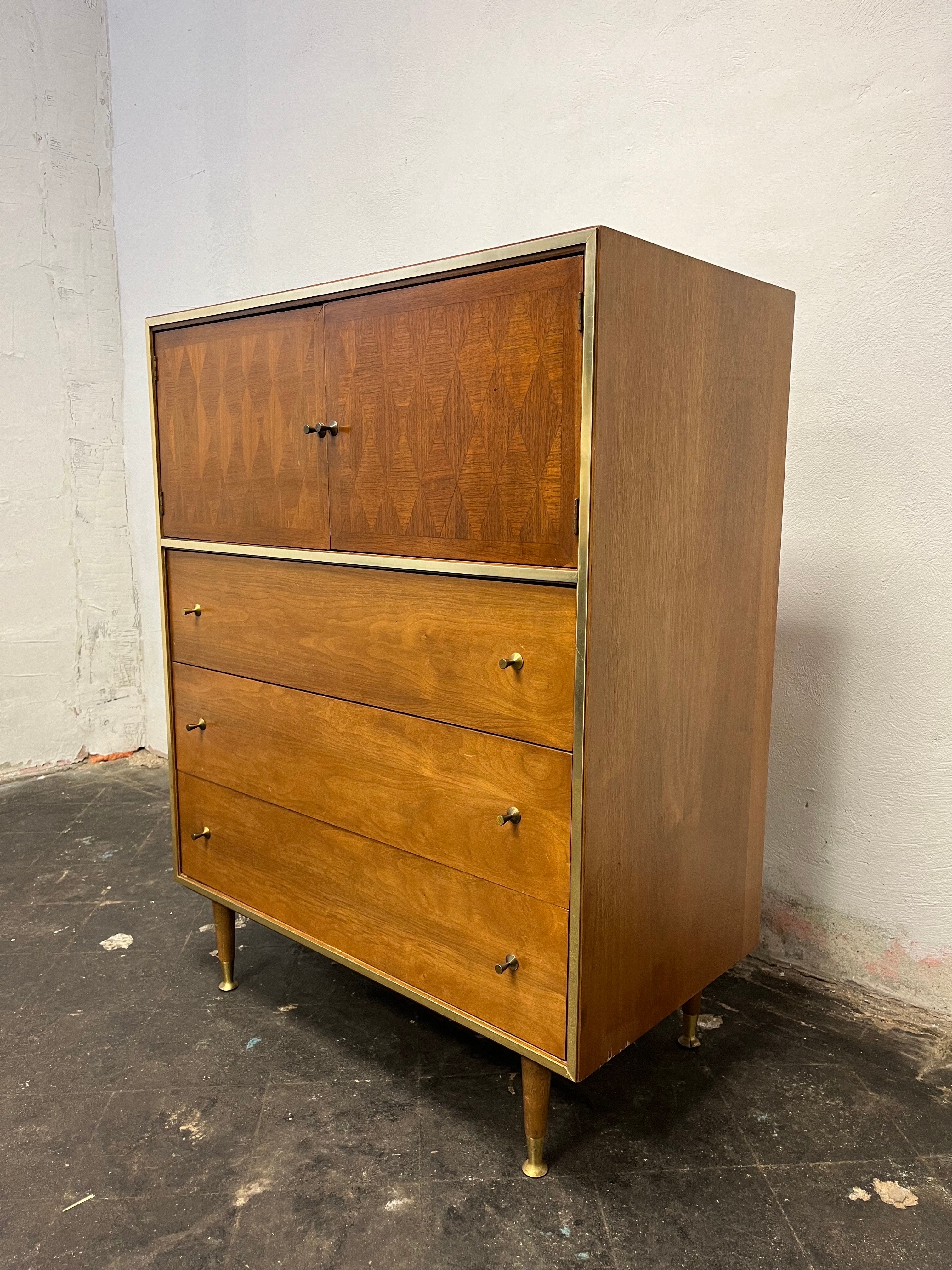 Magnifique buffet haut du milieu du siècle par Lane's. Design/One de Paul McCobb avec garnitures, boutons et pieds en laiton. Magnifique front à motifs de losanges à chevrons.  
En bordure de route vers NYC/Philly $450