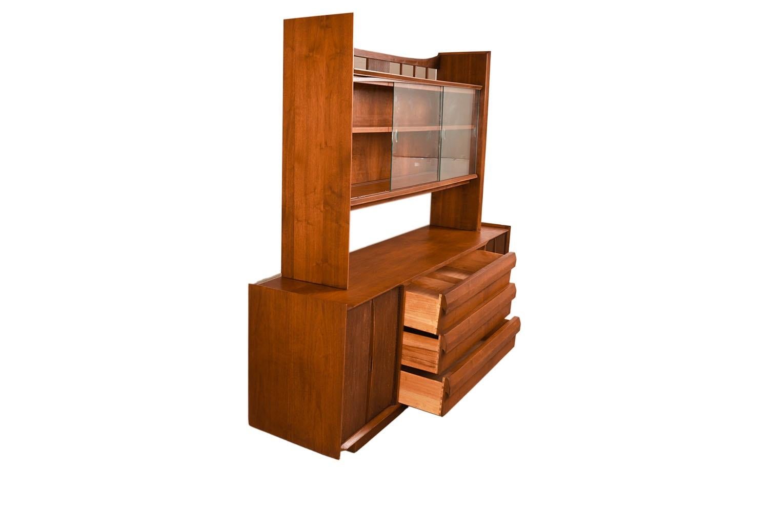 Mid-Century Lane Walnut Credenza Glass Display Cabinet Hutch In Good Condition For Sale In Baltimore, MD