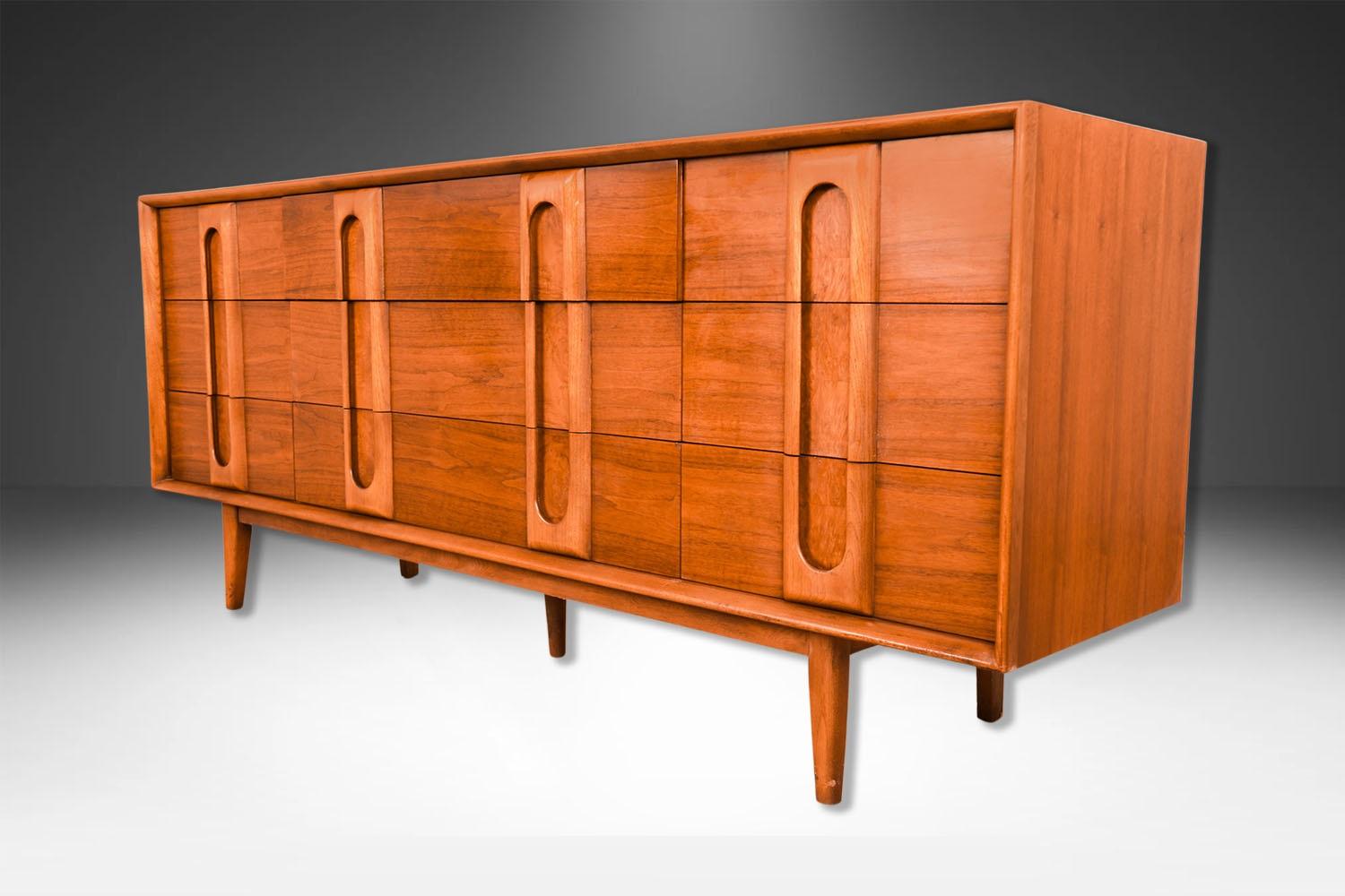 Un elegante comò a 9 cassetti in stile Mid-Century Modern Lane, anni '60 circa. Questo è un bellissimo esempio di artigianato Mid-Century di Lane Furniture. Questa bellissima cassettiera è uno stile difficile da trovare. Un pezzo estremamente ben