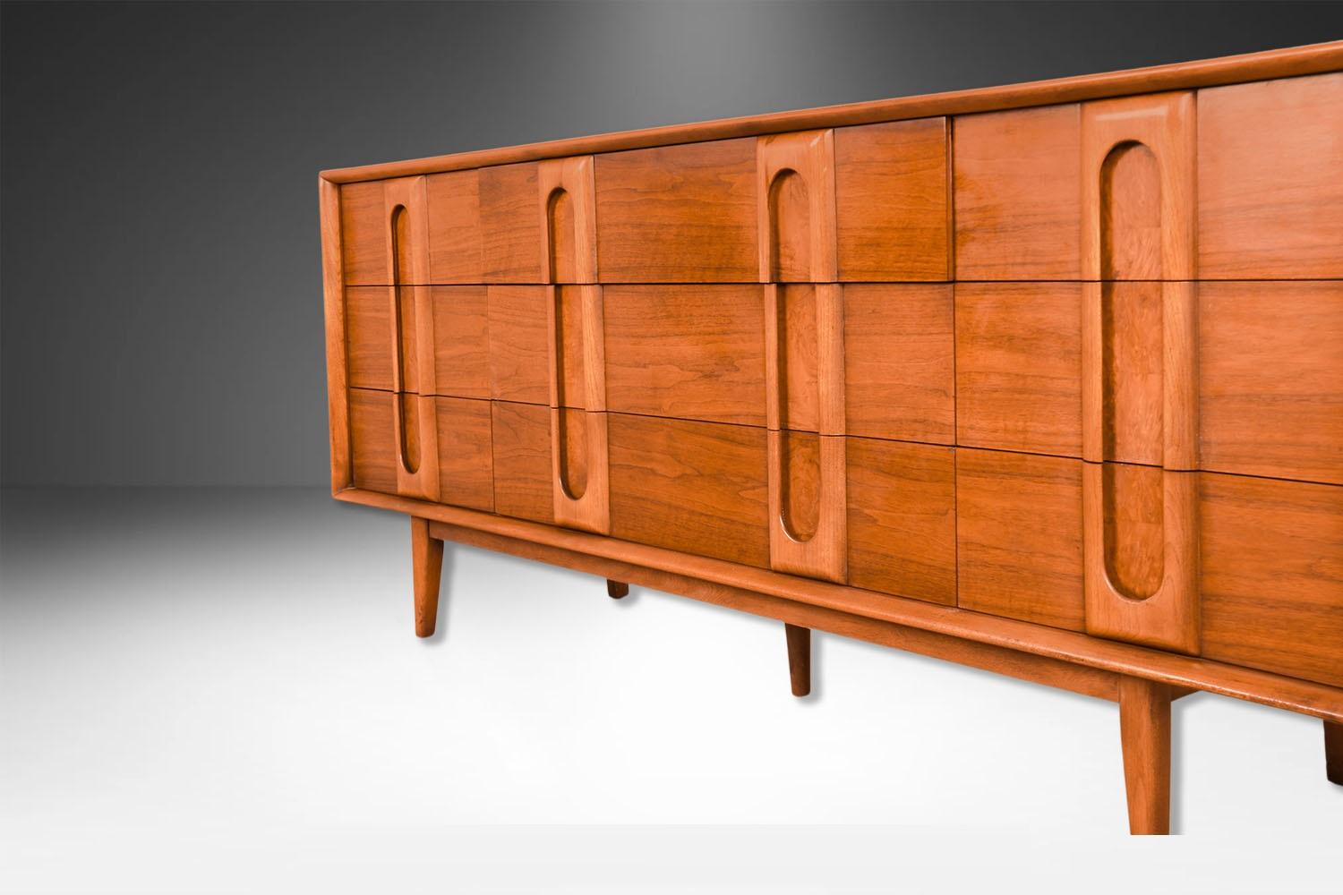 Mid-Century moderno Comò a nove cassetti in noce Mid-Century Lane's in vendita