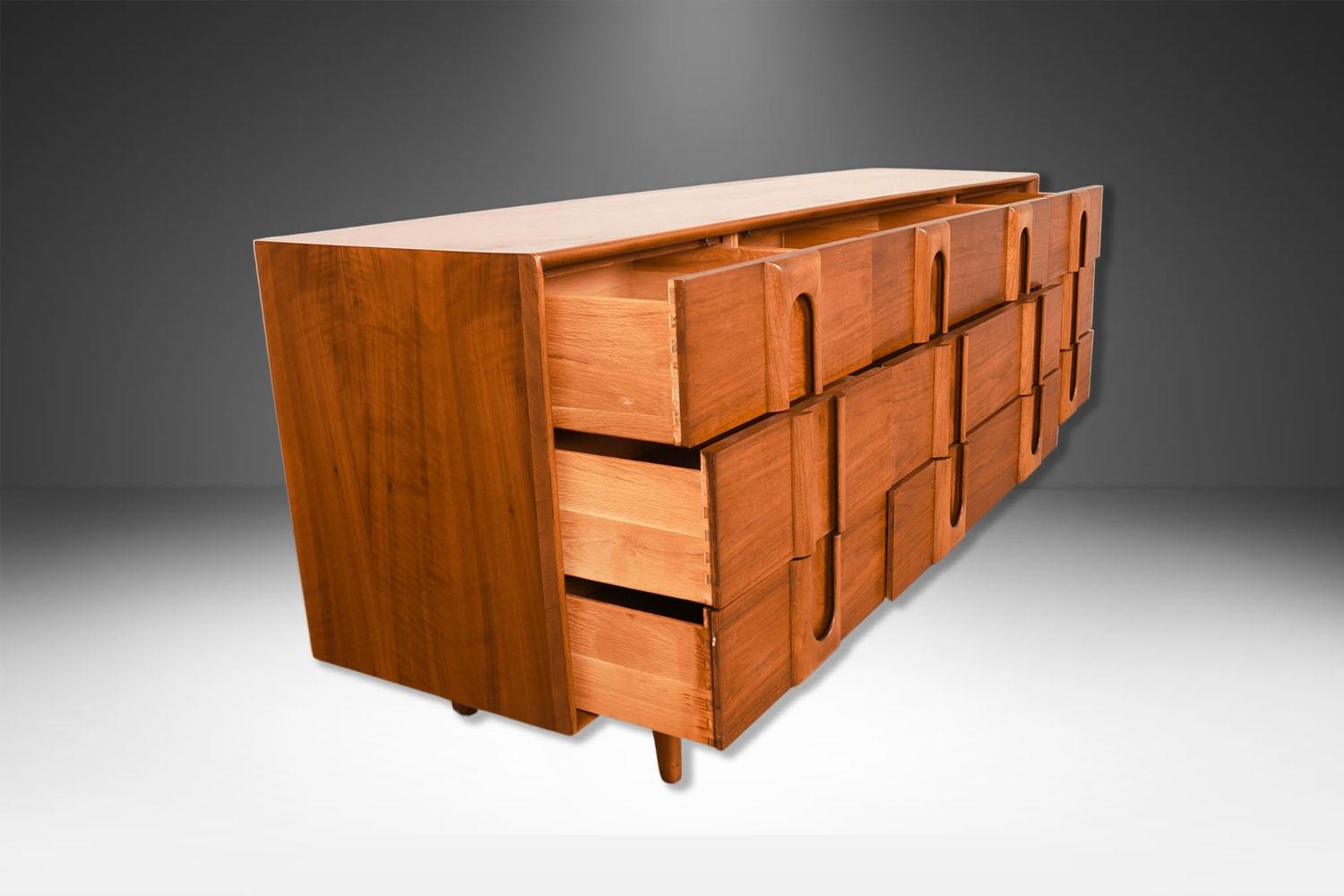 Comò a nove cassetti in noce Mid-Century Lane's in vendita 1