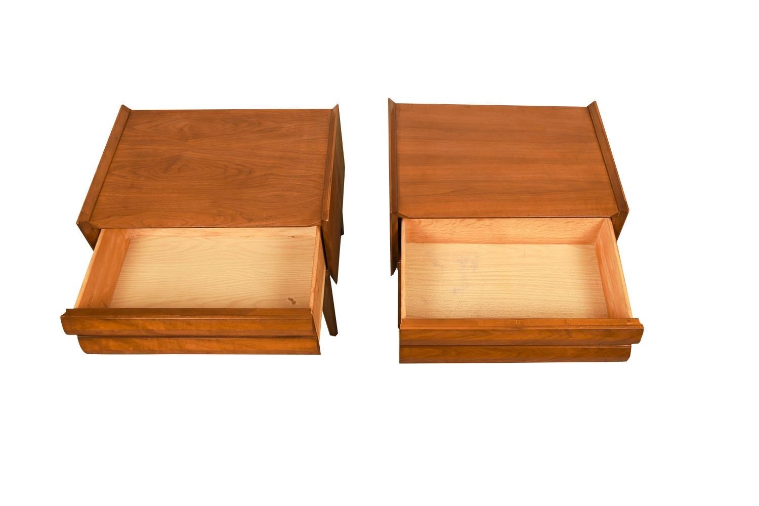 Mid-Century Modern Mid-Century Lane Paire de tables de nuit en noyer Tables d'extrémité Collection First Edition en vente