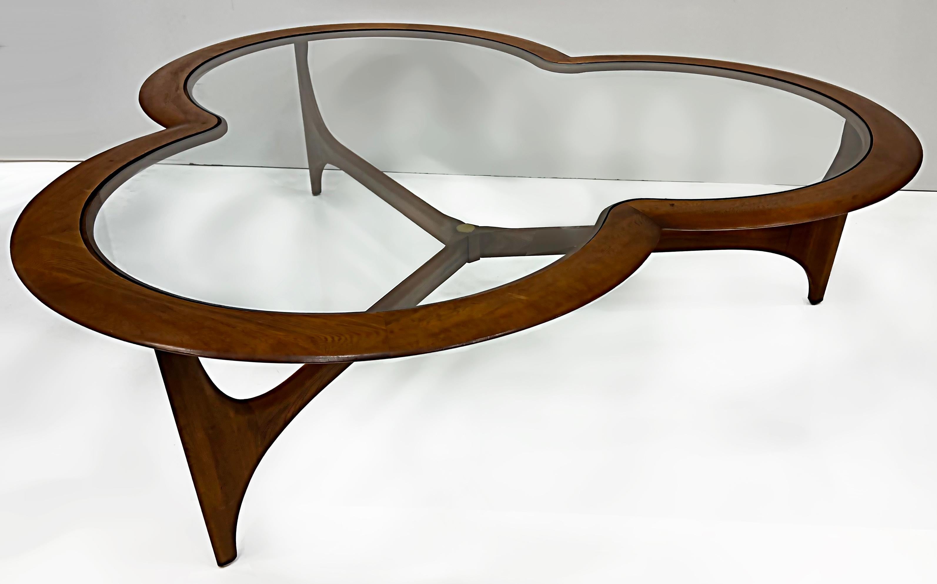 midcentury lane walnut trefoil clover Leaf coffee table with glass

Offered for sale this stunning overscale trefoil clover leaf shaped coffee table in walnut with an inset glass top. The table has the unusual trefoil form with three striking