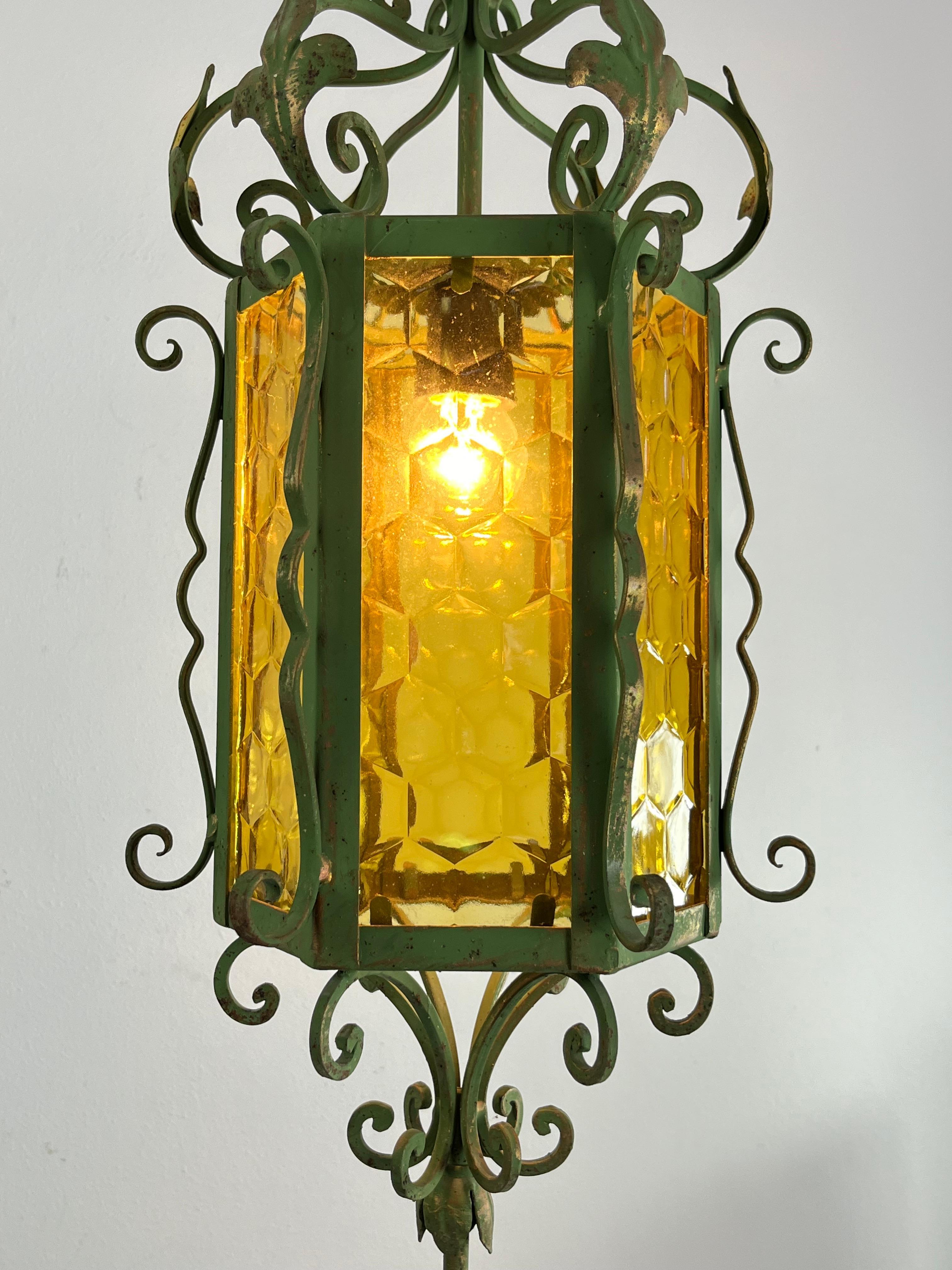 Mid-Century lantern in wrought iron and colored glass, made in Italy, 1960s
Intact and in good condition, small signs of aging.
E27 lamp.