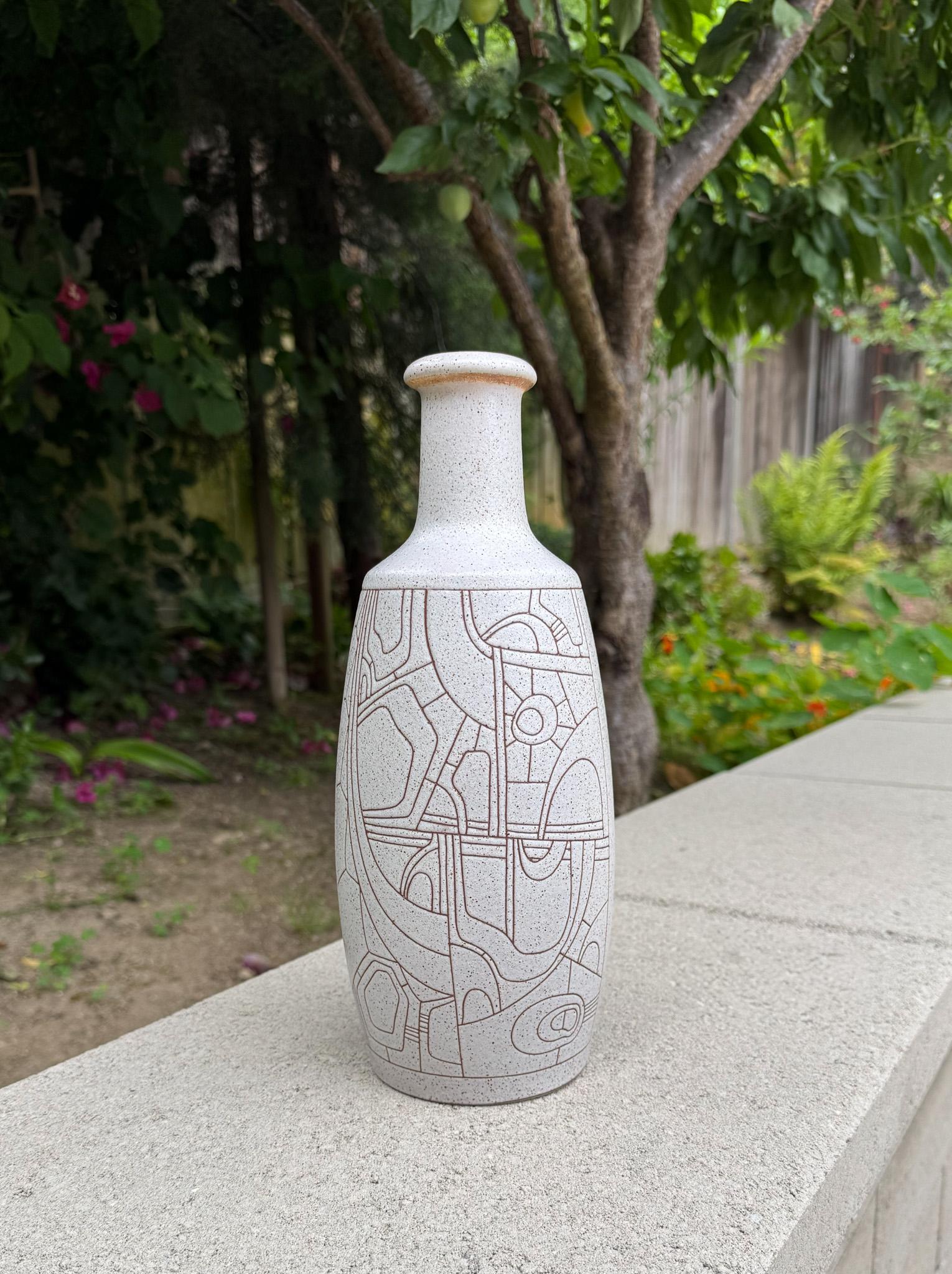 Vase en céramique émaillée Lapid Sgraffito du milieu du siècle, années 1960.  Signé au bas de la page. 