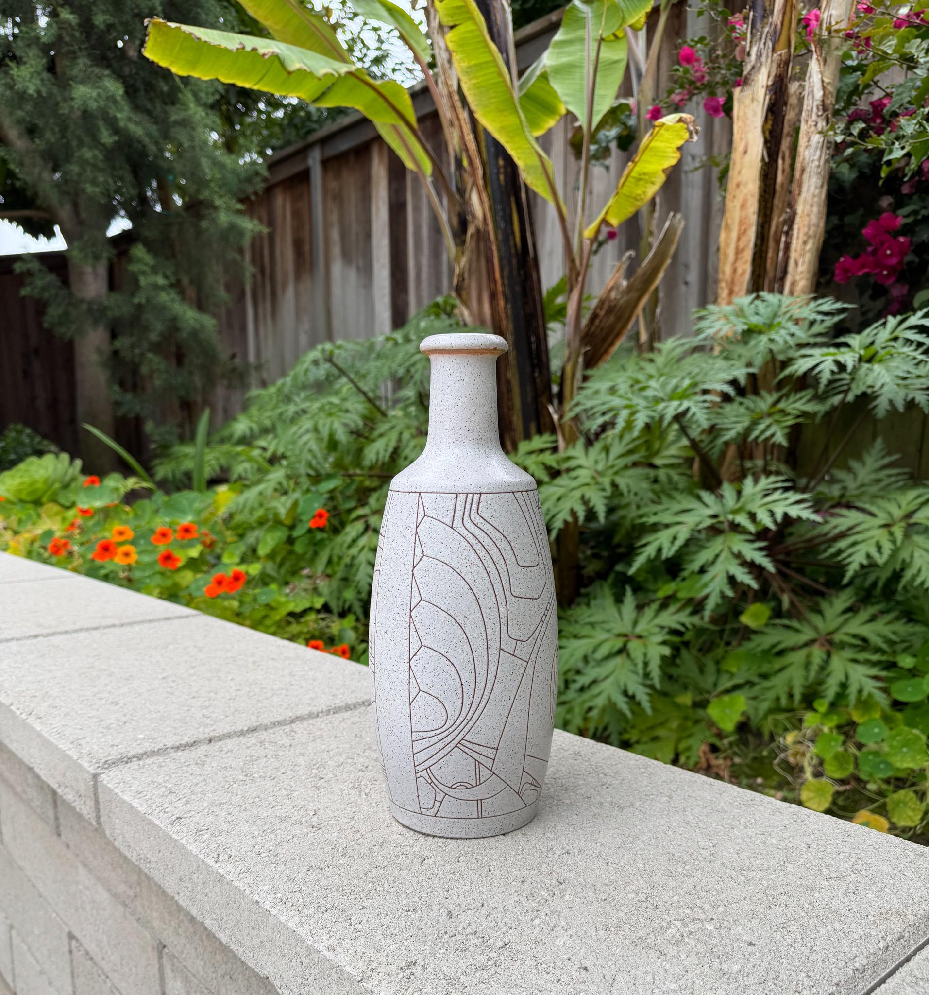 Vase en céramique émaillée Lapid Sgraffito du milieu du siècle, années 1960 Bon état à San Juan Capistrano, CA