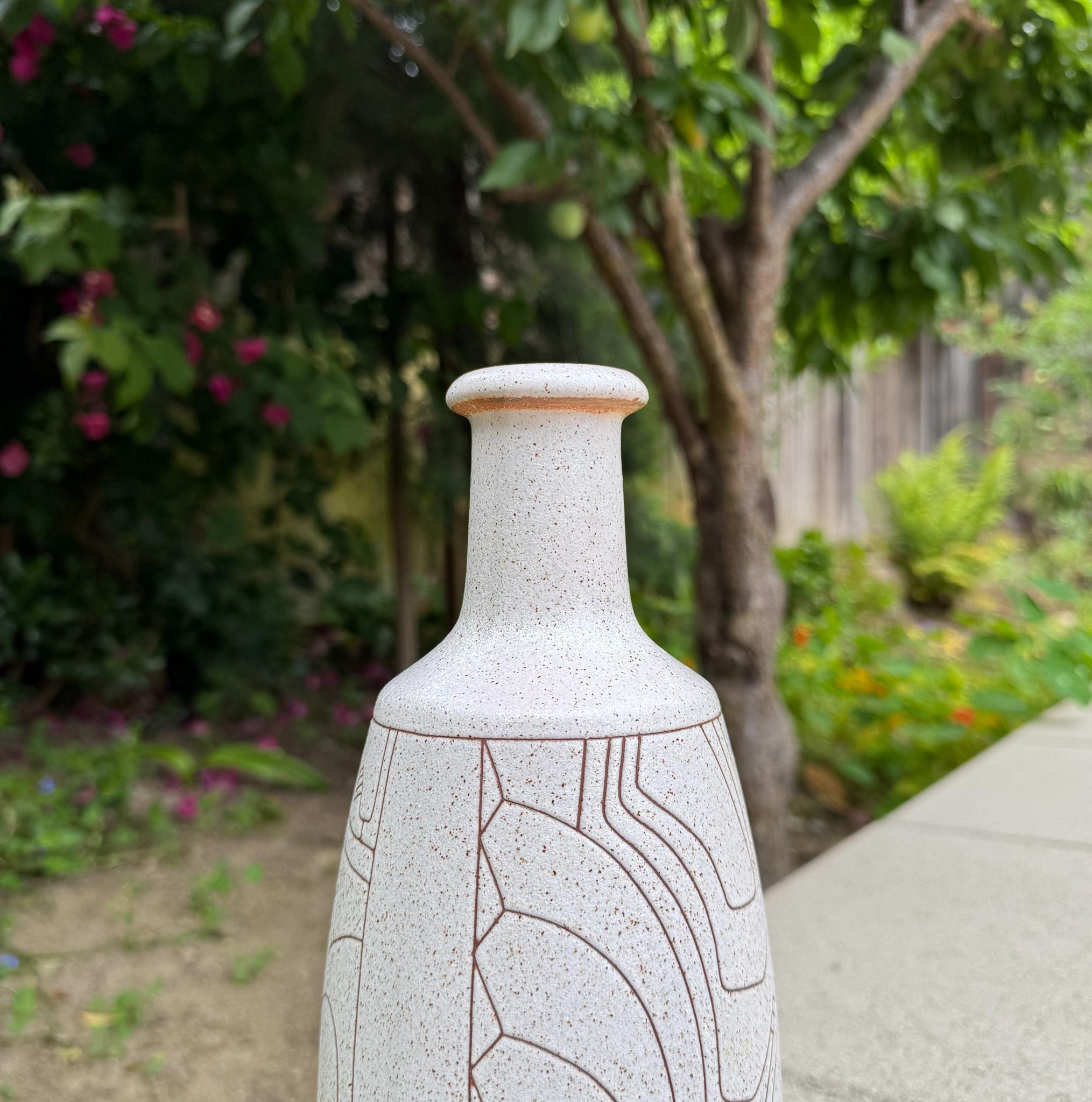 Céramique Vase en céramique émaillée Lapid Sgraffito du milieu du siècle, années 1960