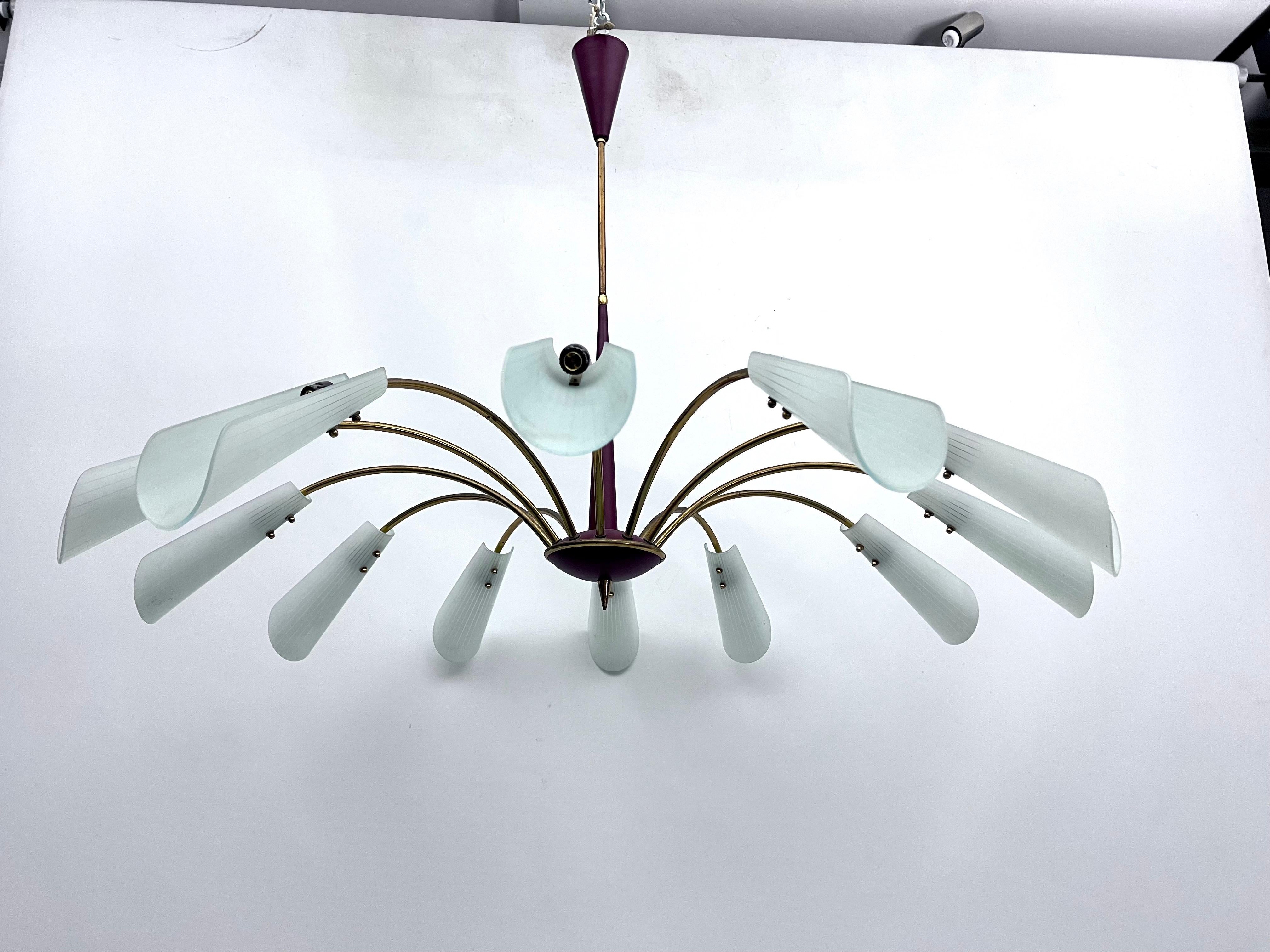 Italian Mid-Century Large 12 arms spider chandelier in Stilnovo manner. Italy 1950s For Sale