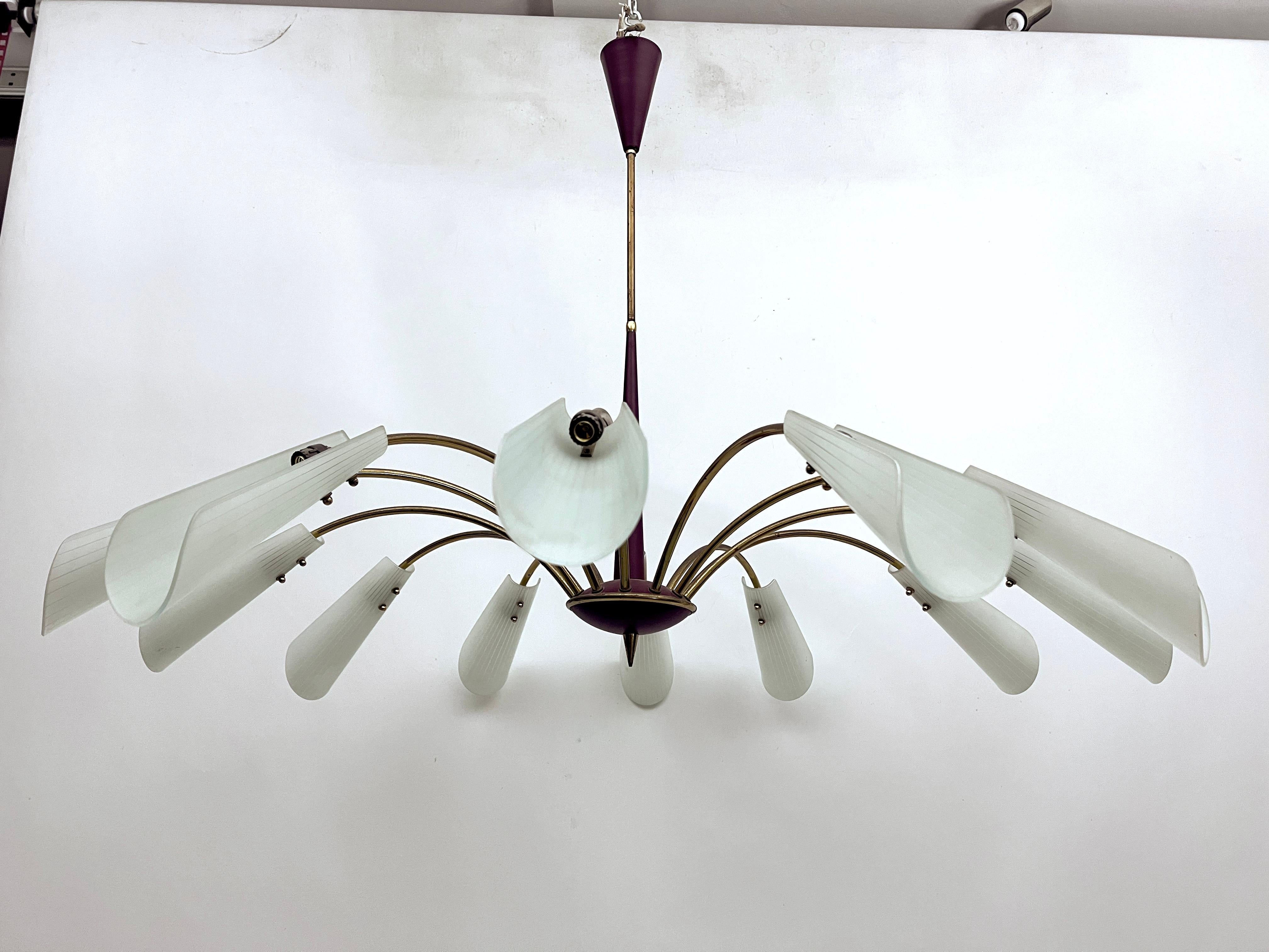 Mid-Century Large 12 arms spider chandelier in Stilnovo manner. Italy 1950s In Good Condition For Sale In Catania, CT