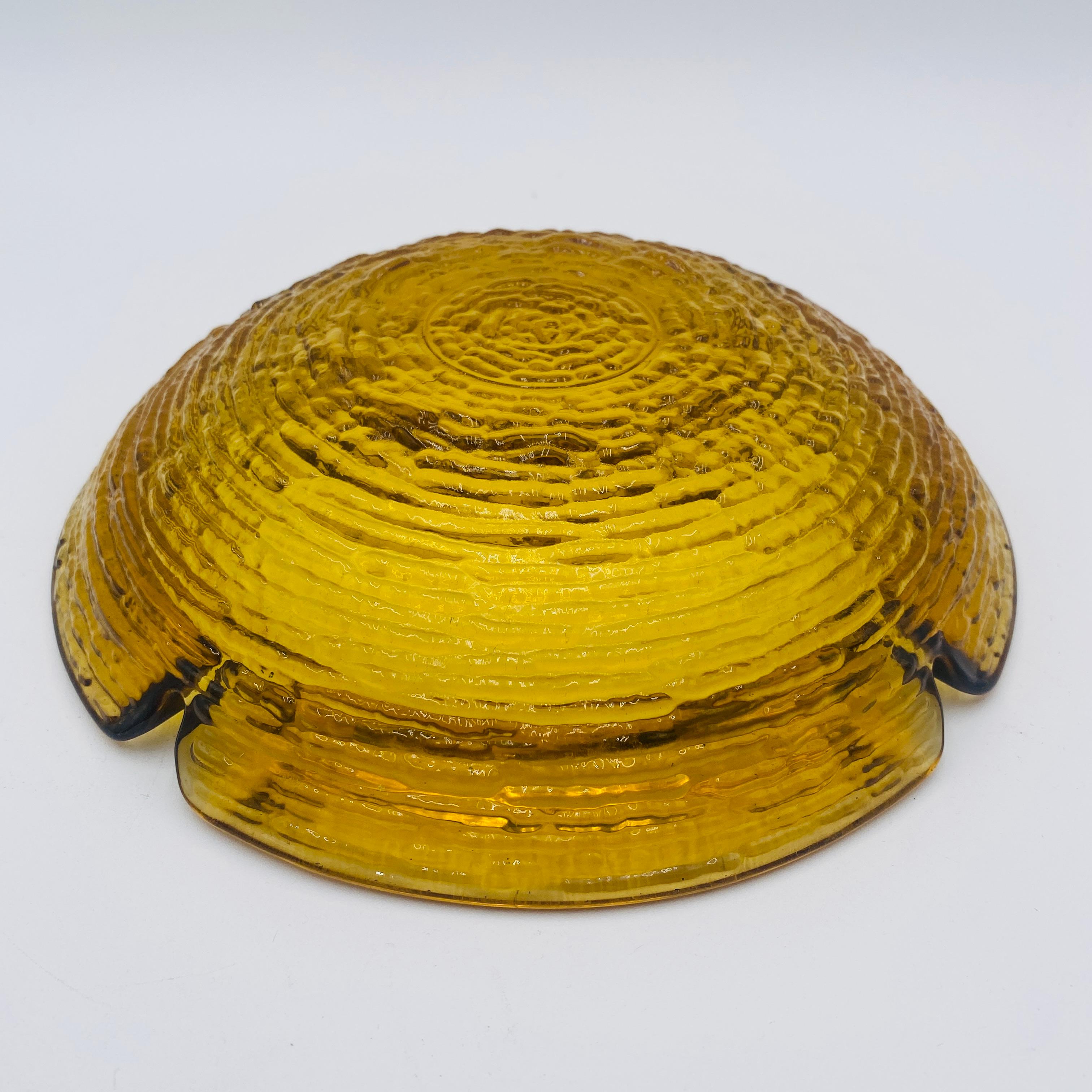 Mid Century Large Amber Glass Ashtray by Anchor Hocking in vendita 3