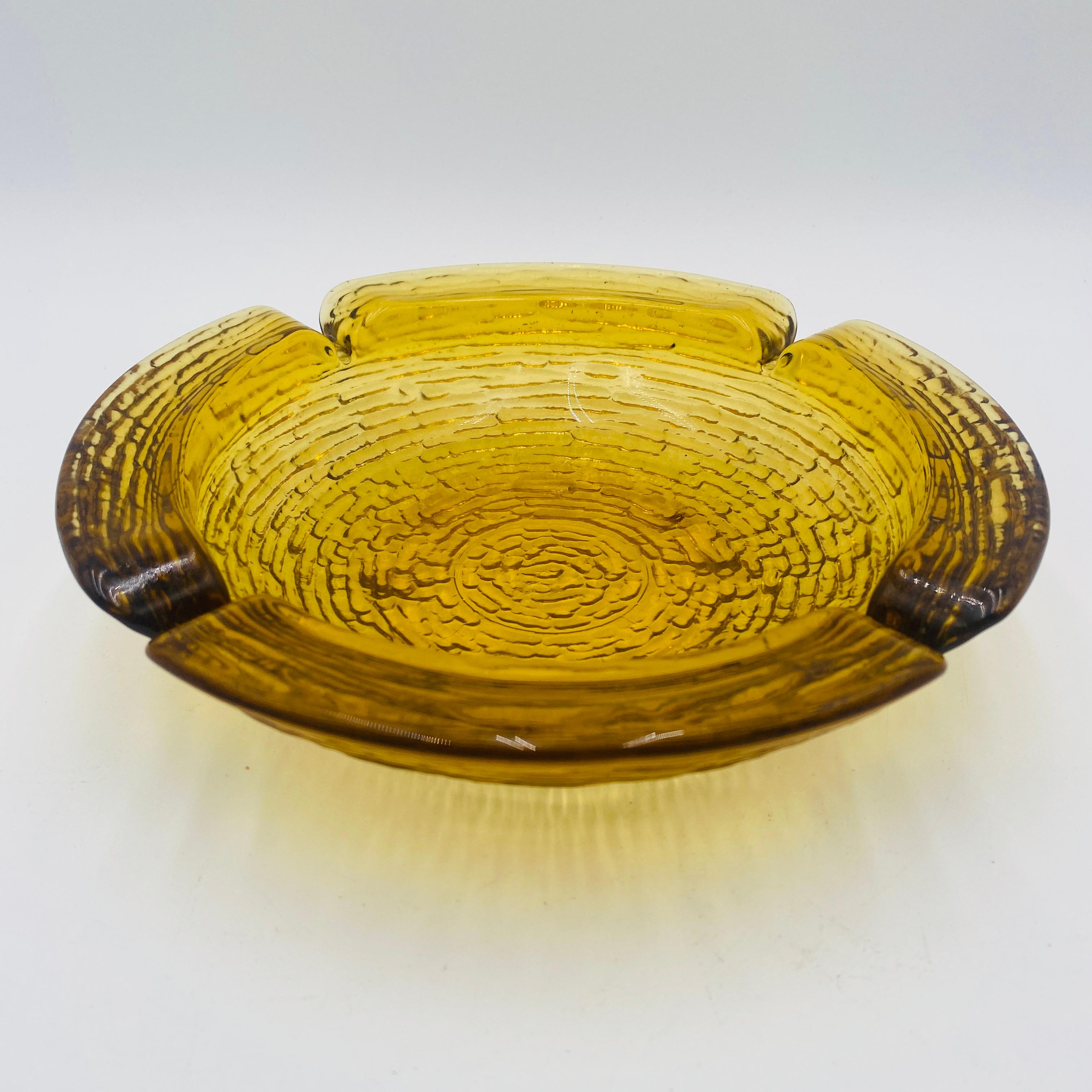 Mid Century Large Amber Glass Ashtray by Anchor Hocking in vendita 4