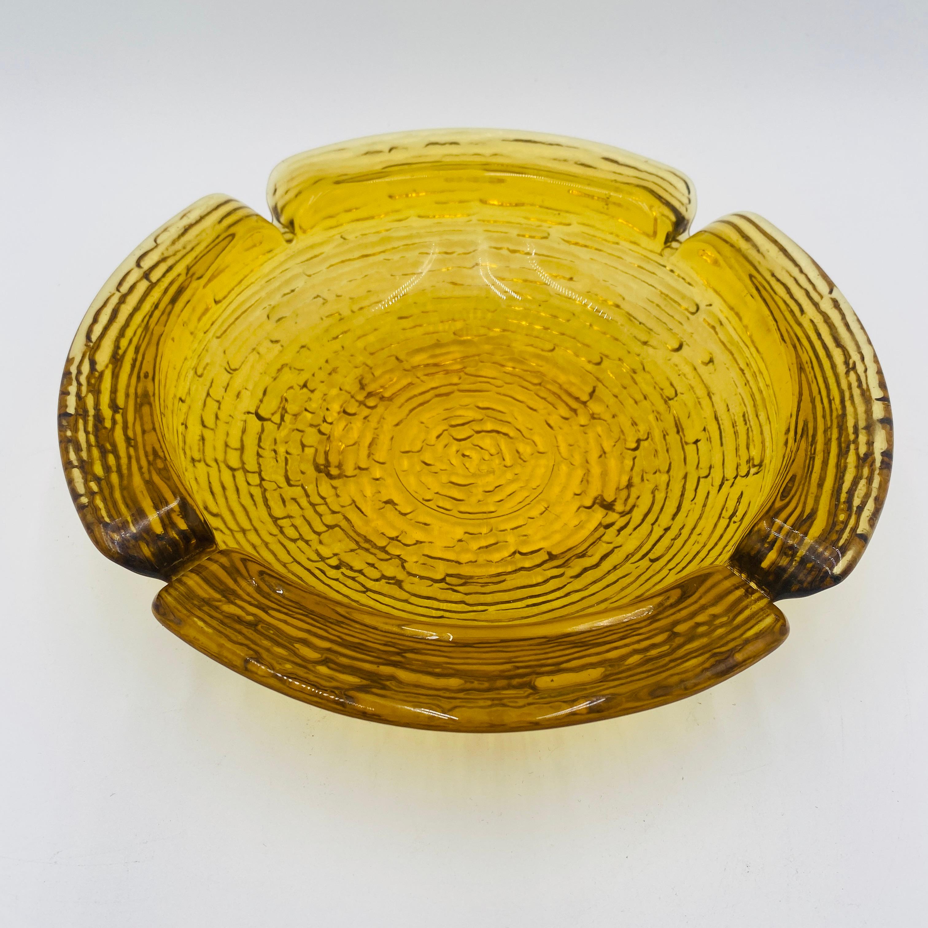 Mid-Century moderno Mid Century Large Amber Glass Ashtray by Anchor Hocking in vendita