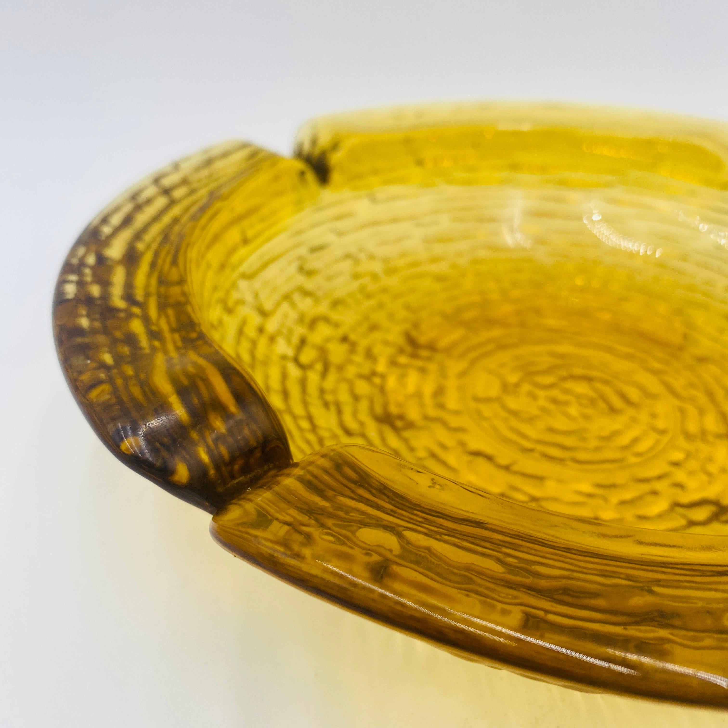 Metà XX secolo Mid Century Large Amber Glass Ashtray by Anchor Hocking in vendita